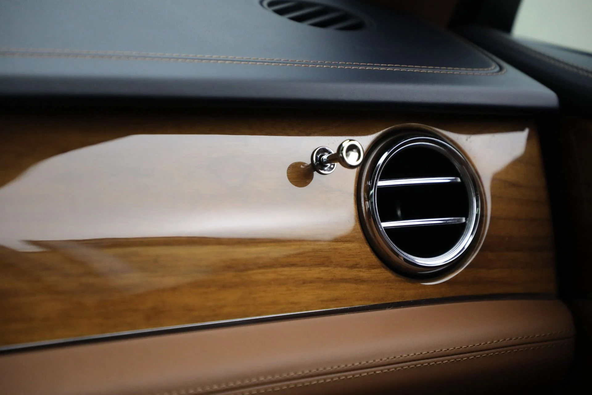mph034_3967883006_Used_2021_Bentley_Bentayga_V8_43b38d57f2