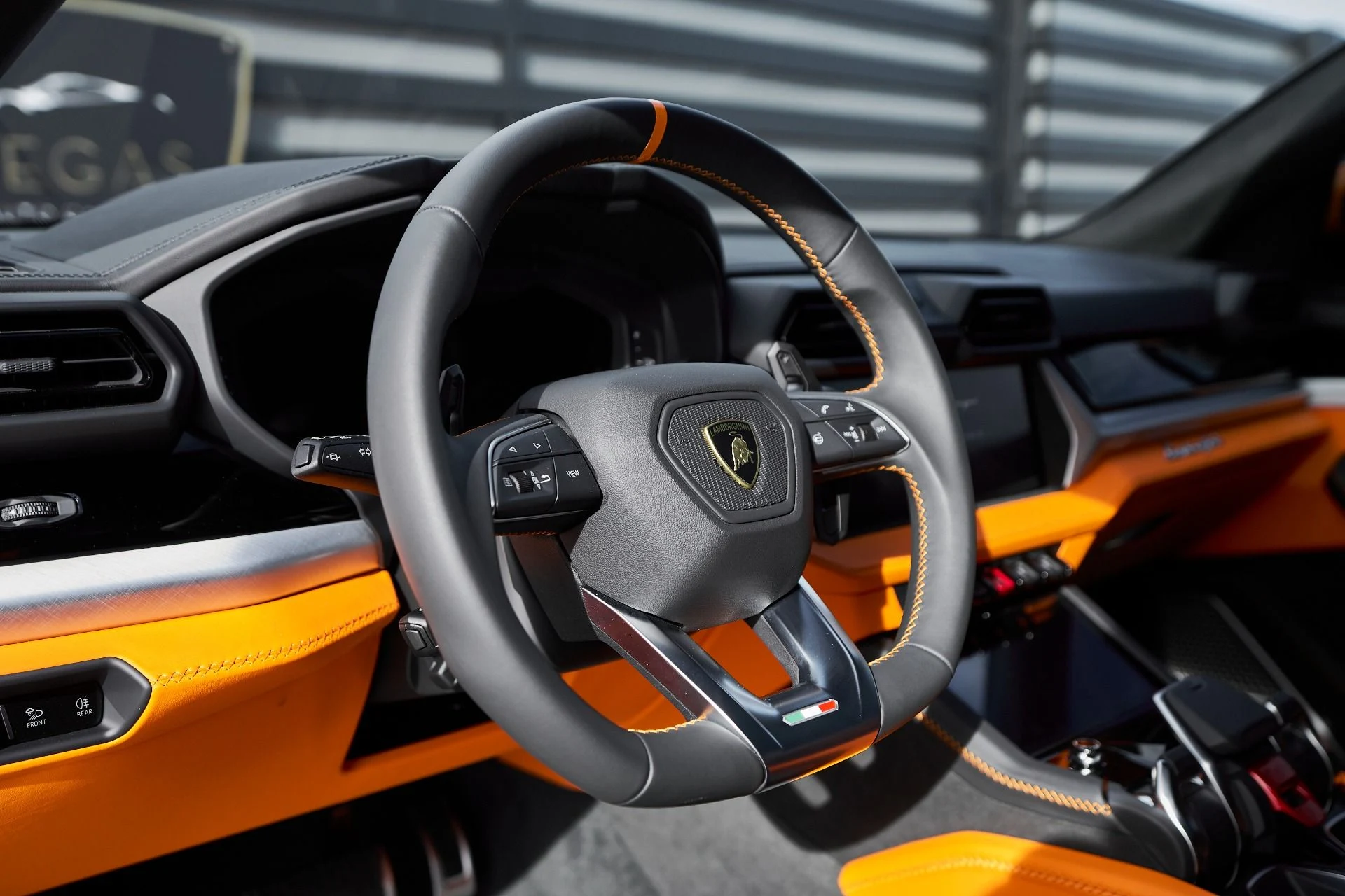 mph034_3975623780_Used_2025_Lamborghini_Urus_SE_1763677027_bf95ba5cc0