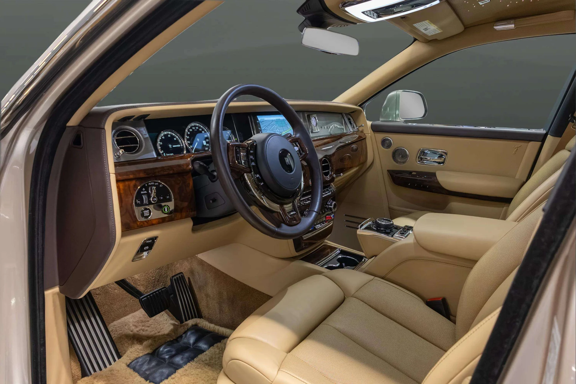mph034_3994232176_0d8908fe_18d9_4aa6_82f7_41ca2c742166_201920_Rolls_Royce20_Phantom2028_SCA_687_S59_KU_10466929_35_dd55a699b6