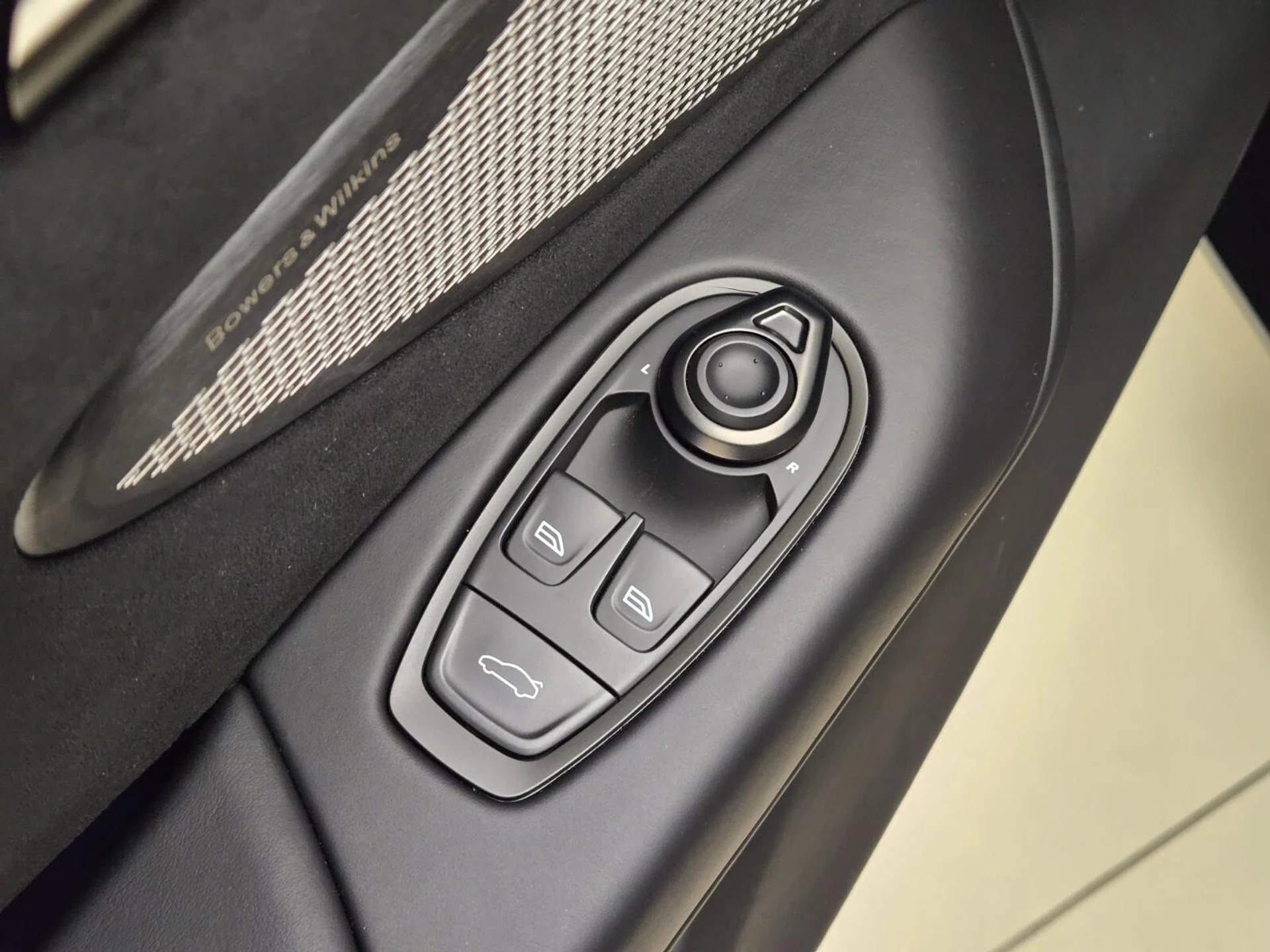 mph034_4016951226_New_2026_Aston_Martin_Vantage_S_1775539091_ebd85558fa