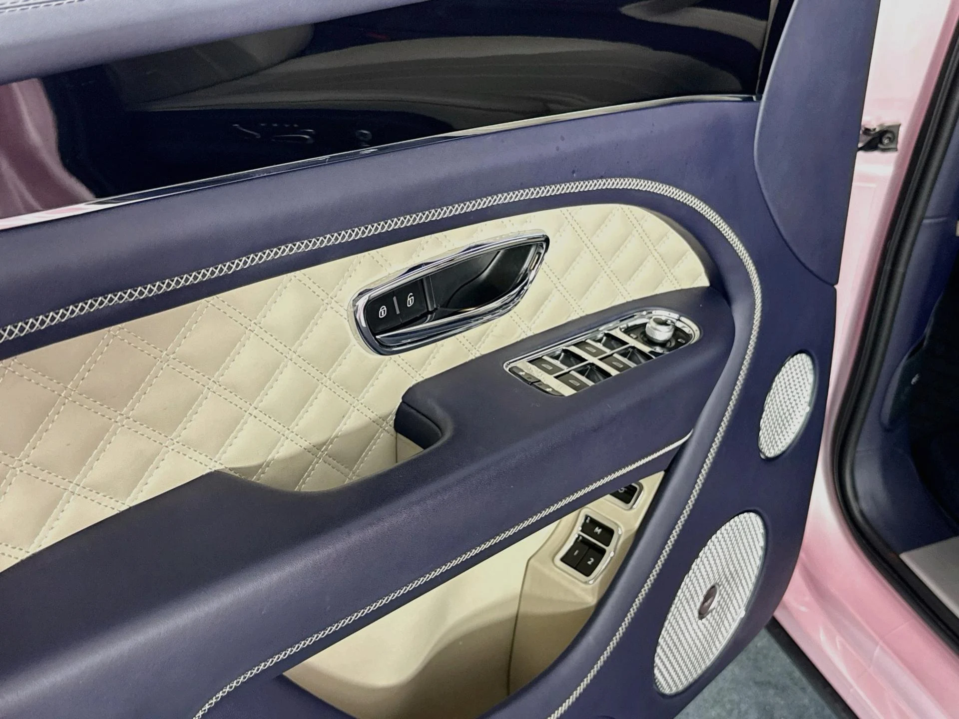 mph034_4043531293_Used_2023_Bentley_Bentayga_Azure_V8_1789145824_6a35b87ac7