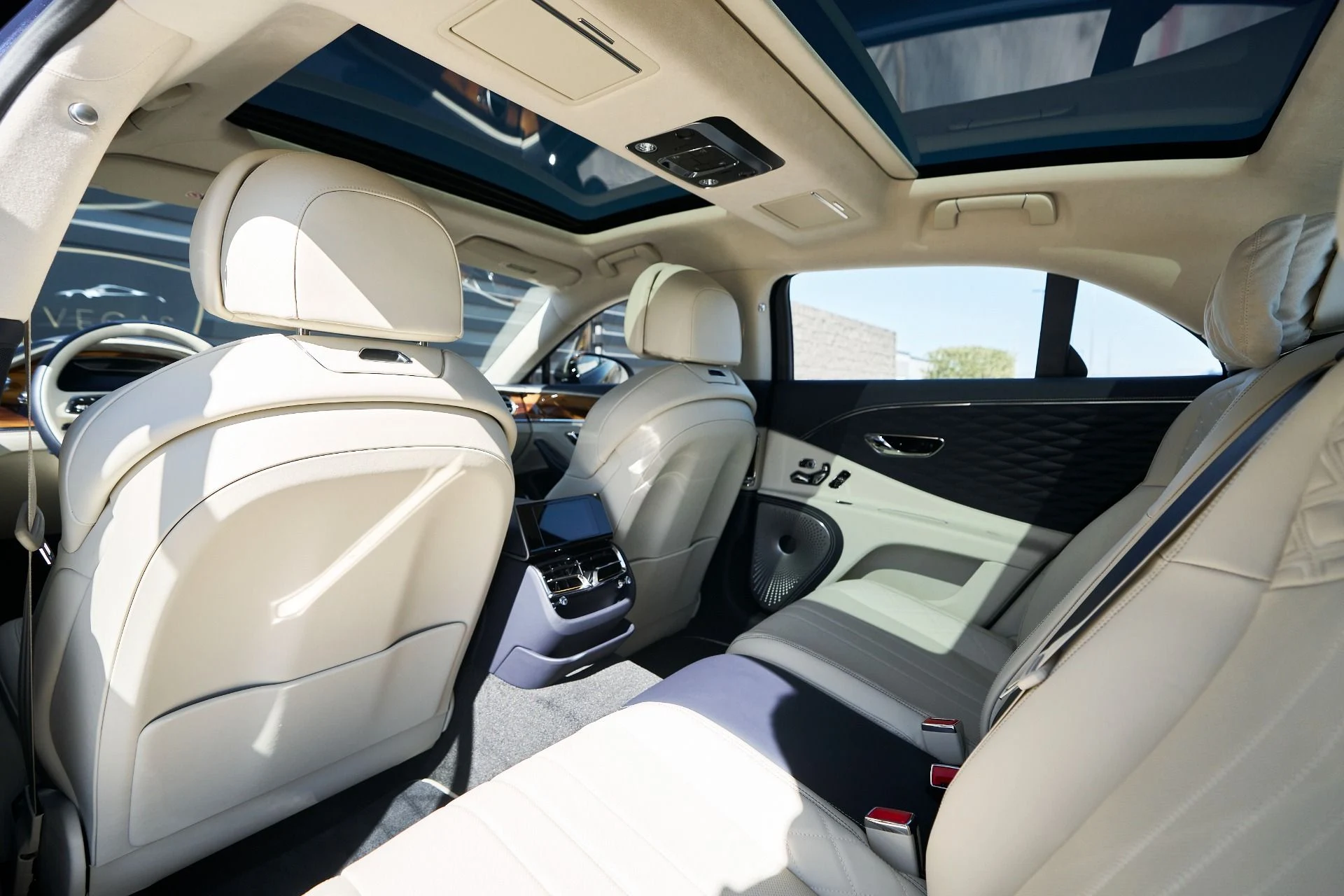 mph034_4092554278_Used_2024_Bentley_Flying_Spur_Mulliner_W12_1760650649_454df55932