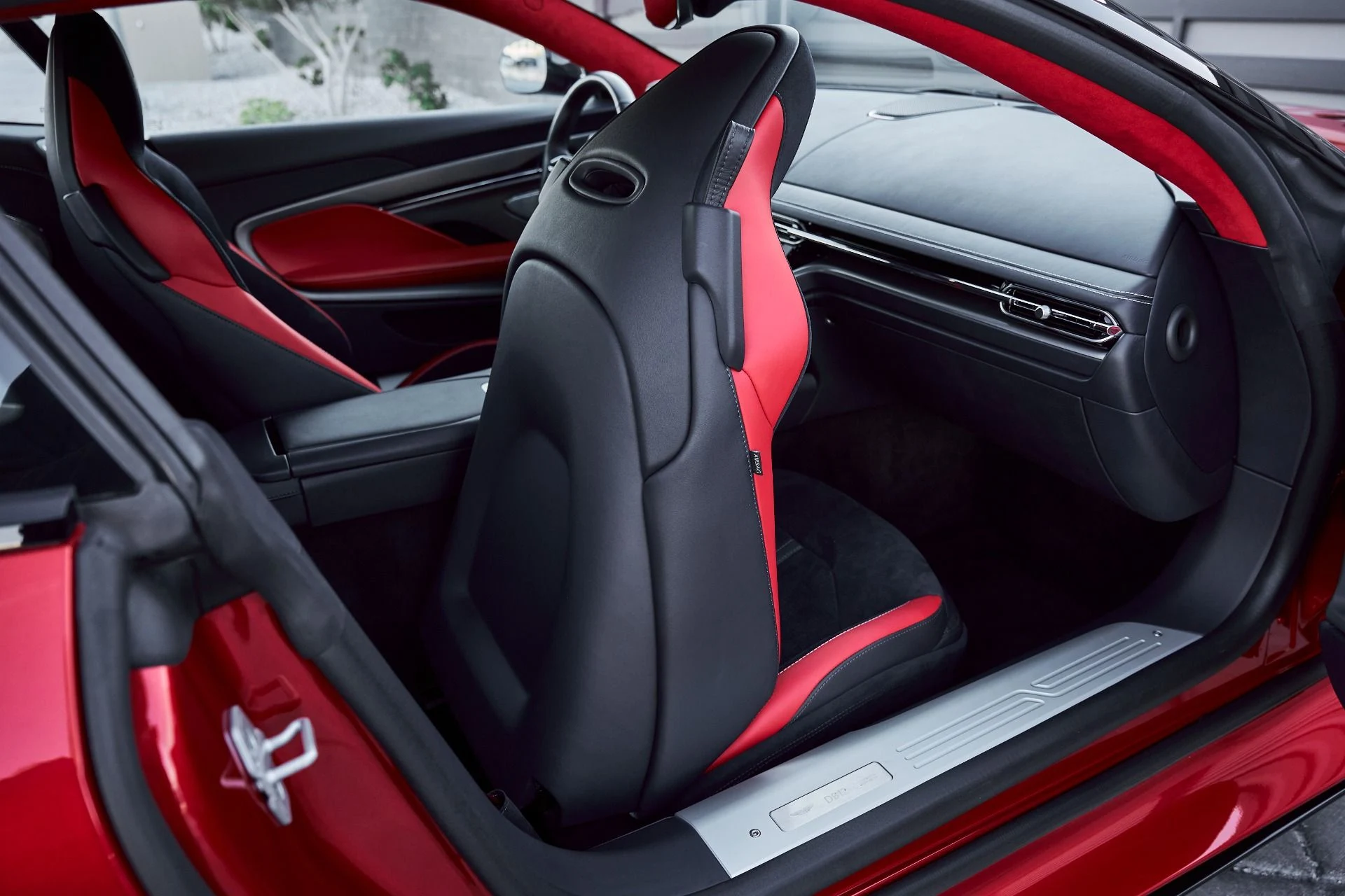 mph034_4101374961_Used_2024_Aston_Martin_DB_12_1767840028_ac3d8a7325