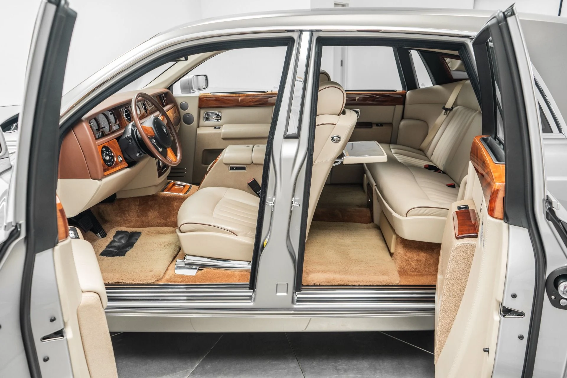 mph034_4101469056_Used_2007_Rolls_Royce_Phantom_Two_Tone_Exterior_and_Interior_Chromed_Wheels_1782334500_6a85a79faa