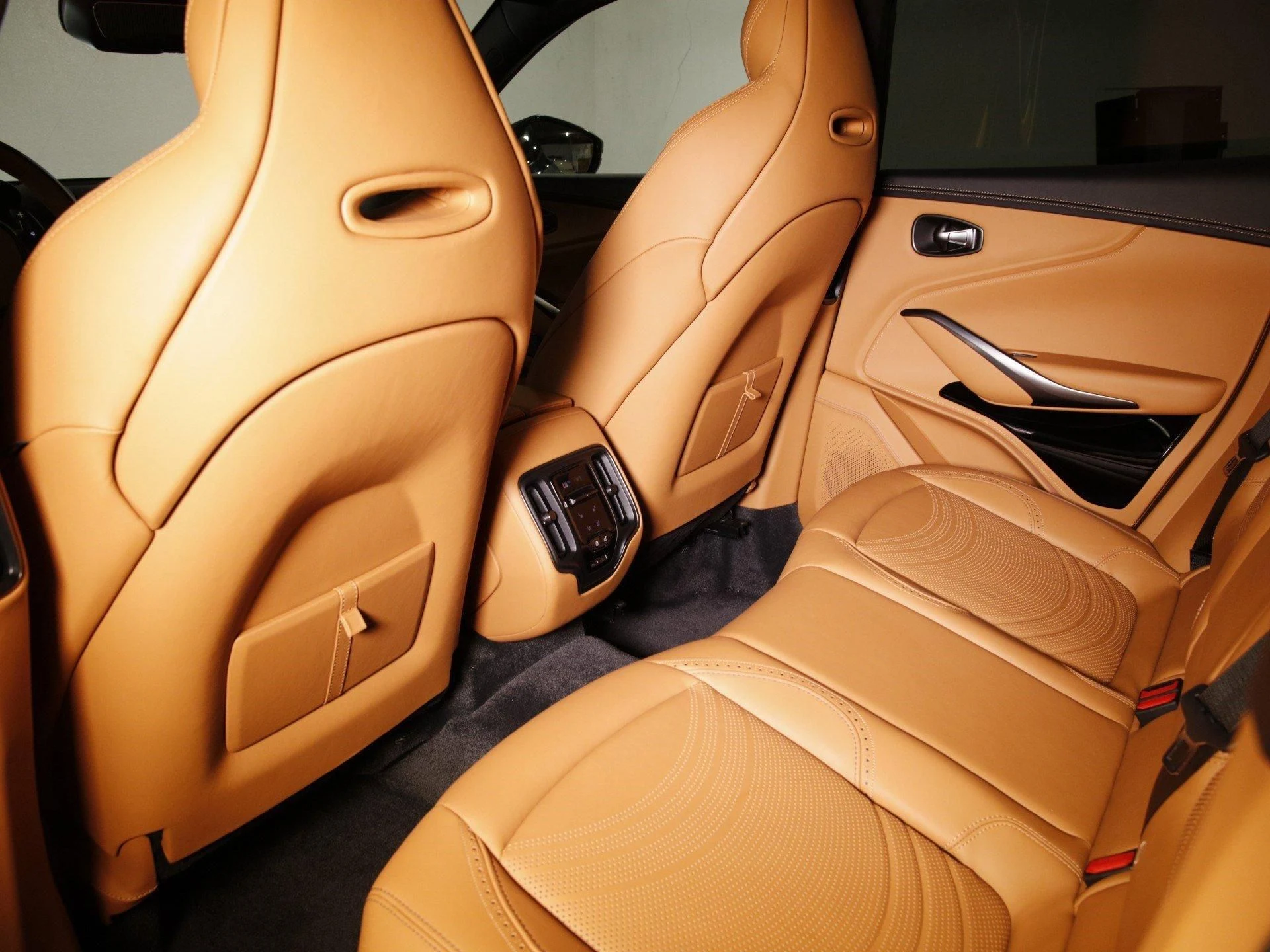 mph034_4110638791_Used_2024_Aston_Martin_DBX_707_1710413881_5d1b8b2275