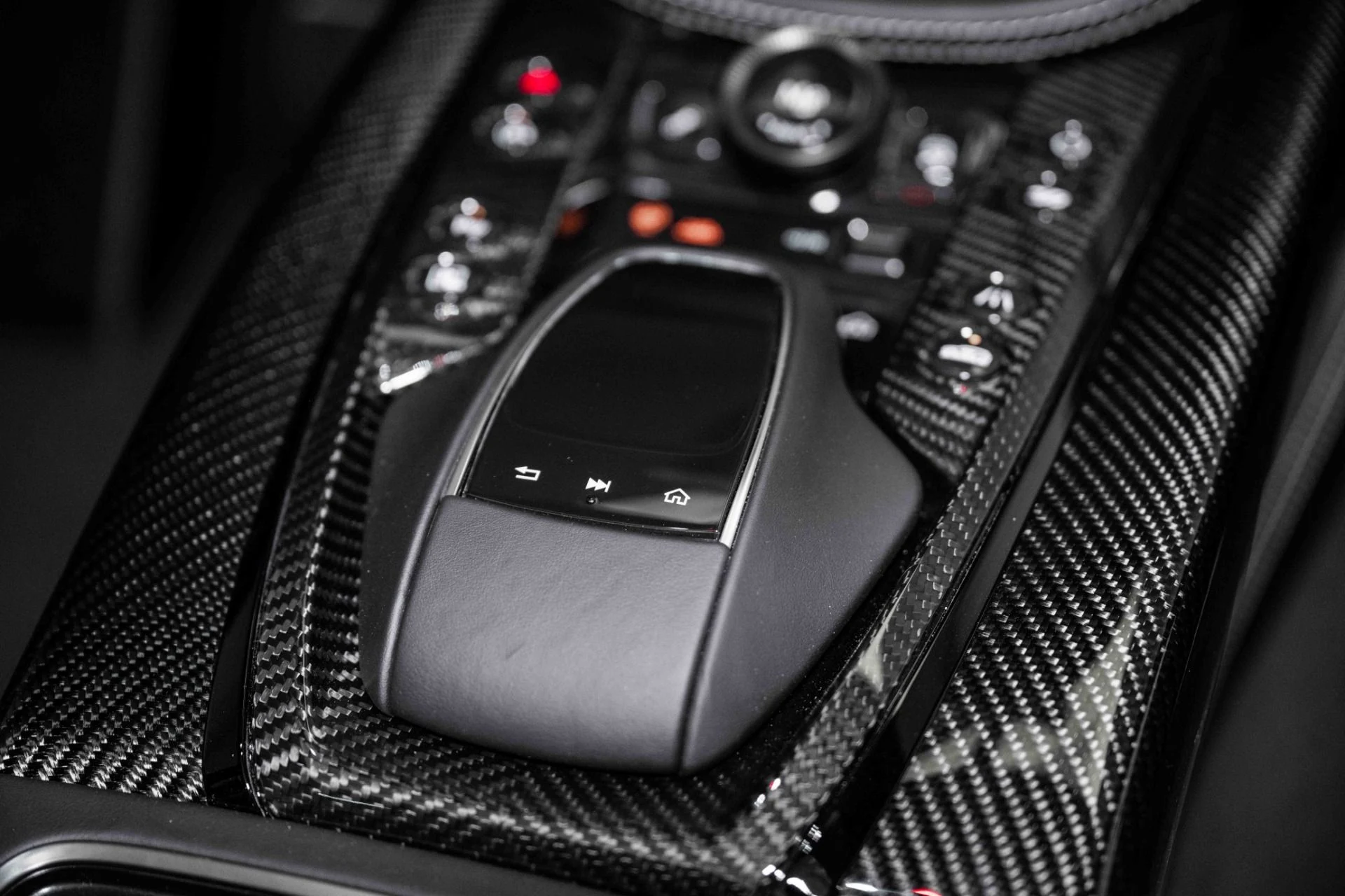 mph034_4112903757_Used_2024_Aston_Martin_DBX_707_1746070286_8bd9ecb204