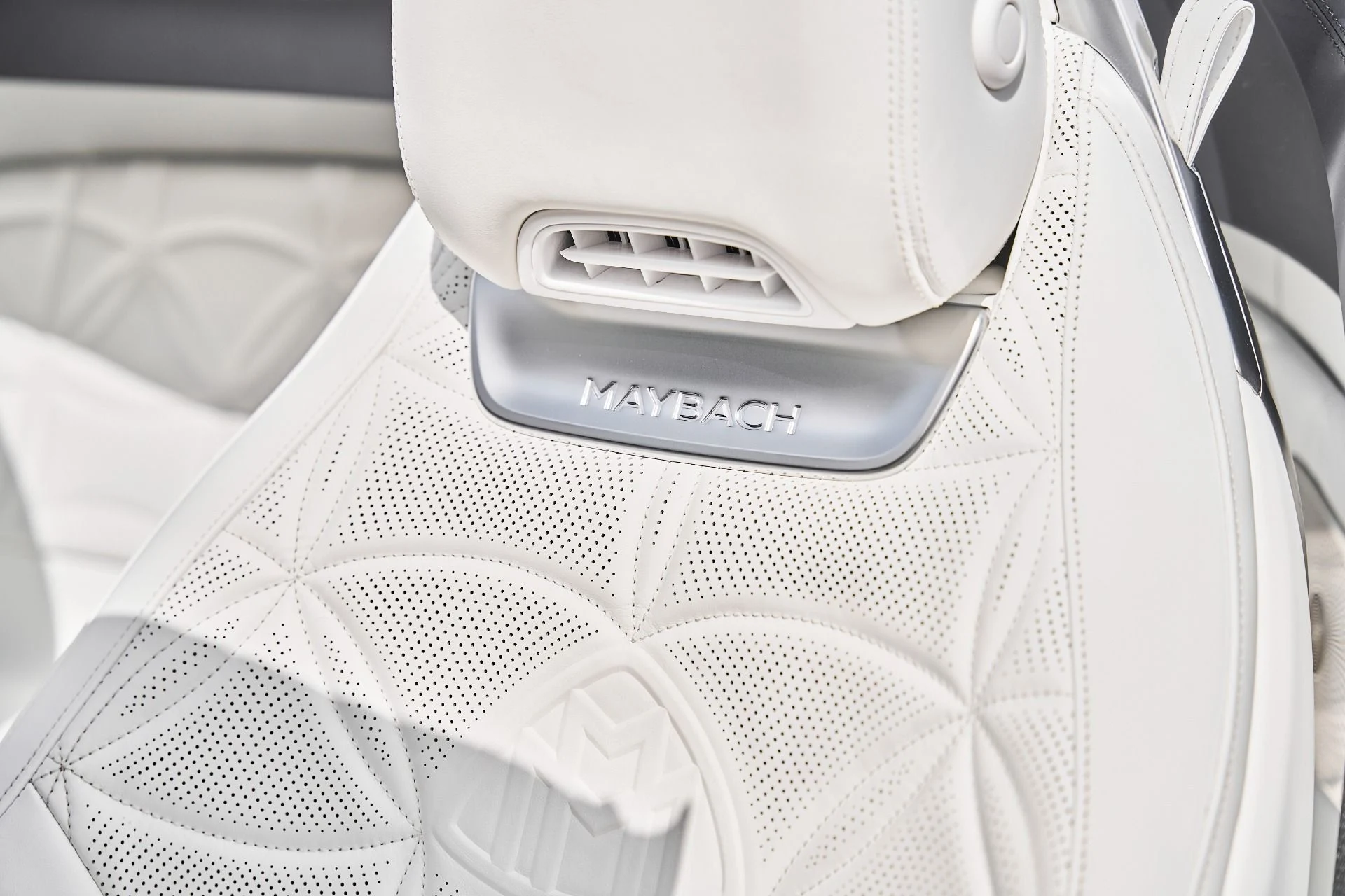 mph034_4158219124_Used_2026_Mercedes_Benz_SL_Class_Maybach_SL_680_1777159951_9e27f17884
