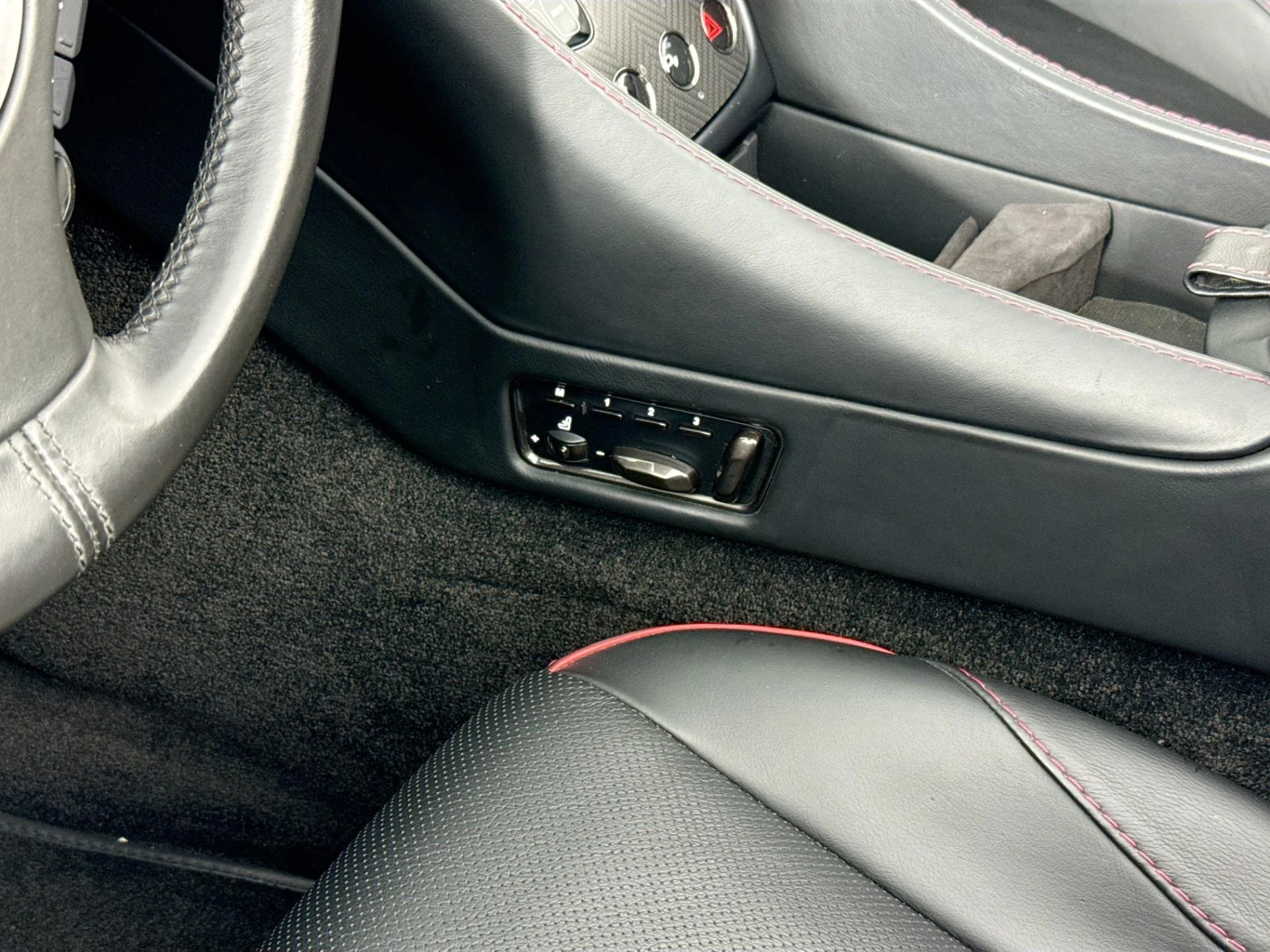 mph034_4181364302_Used_2015_Aston_Martin_Vanquish_Volante_1782334105_cf5bd9f85a