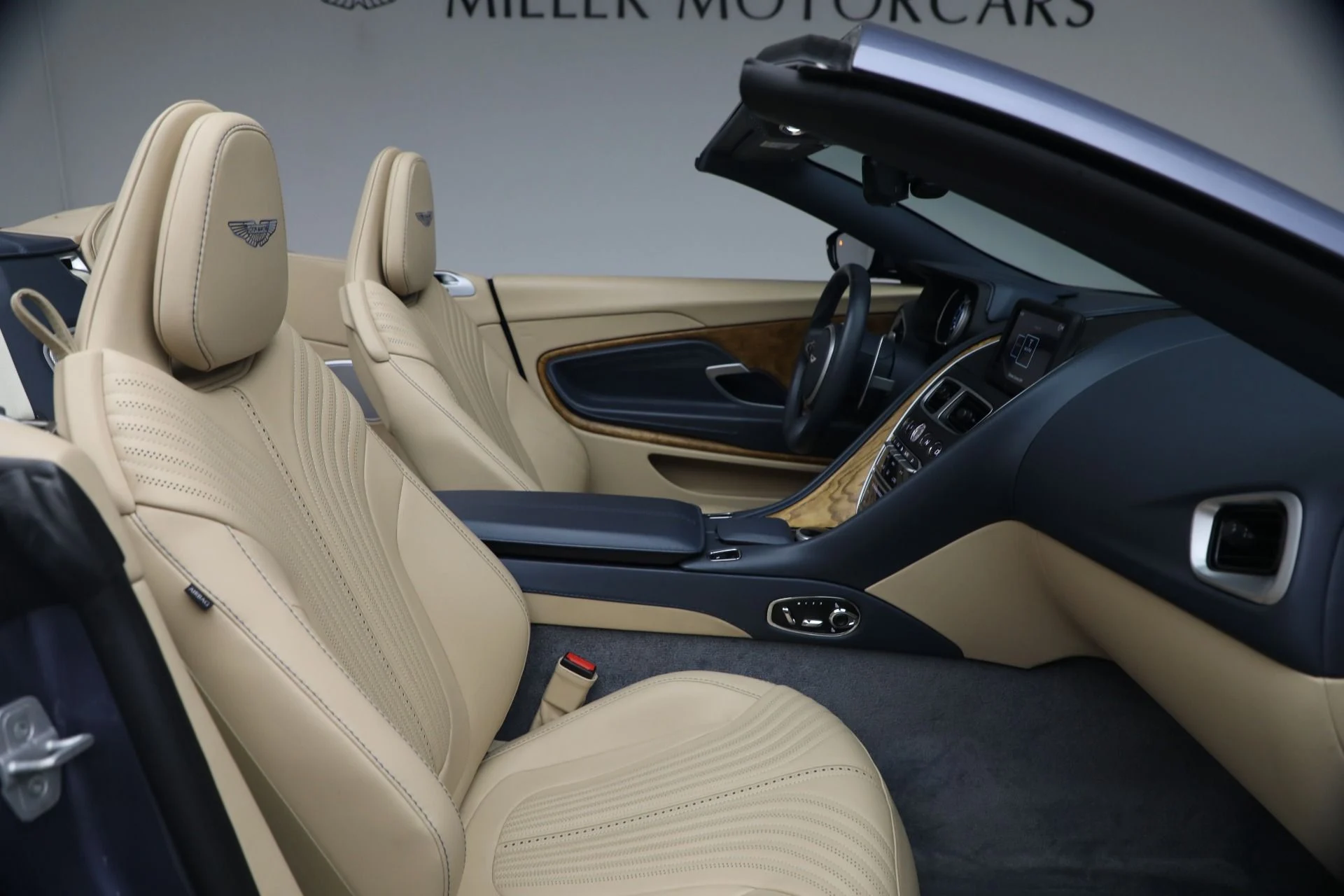mph034_4183382211_Used_2022_Aston_Martin_DB_11_Volante_1787336556_b0a4d01dfd