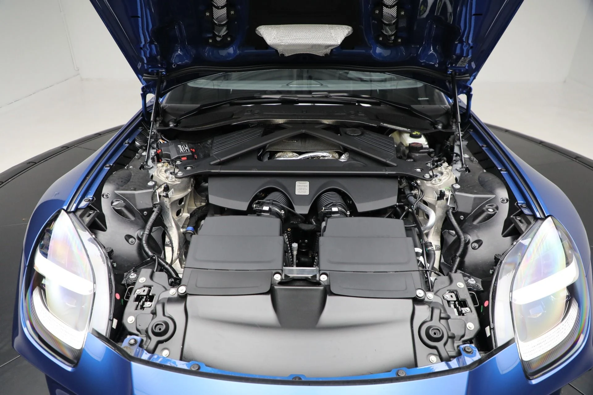 mph034_4208829296_Used_2025_Aston_Martin_Vantage_1744376582_3039b49f9e