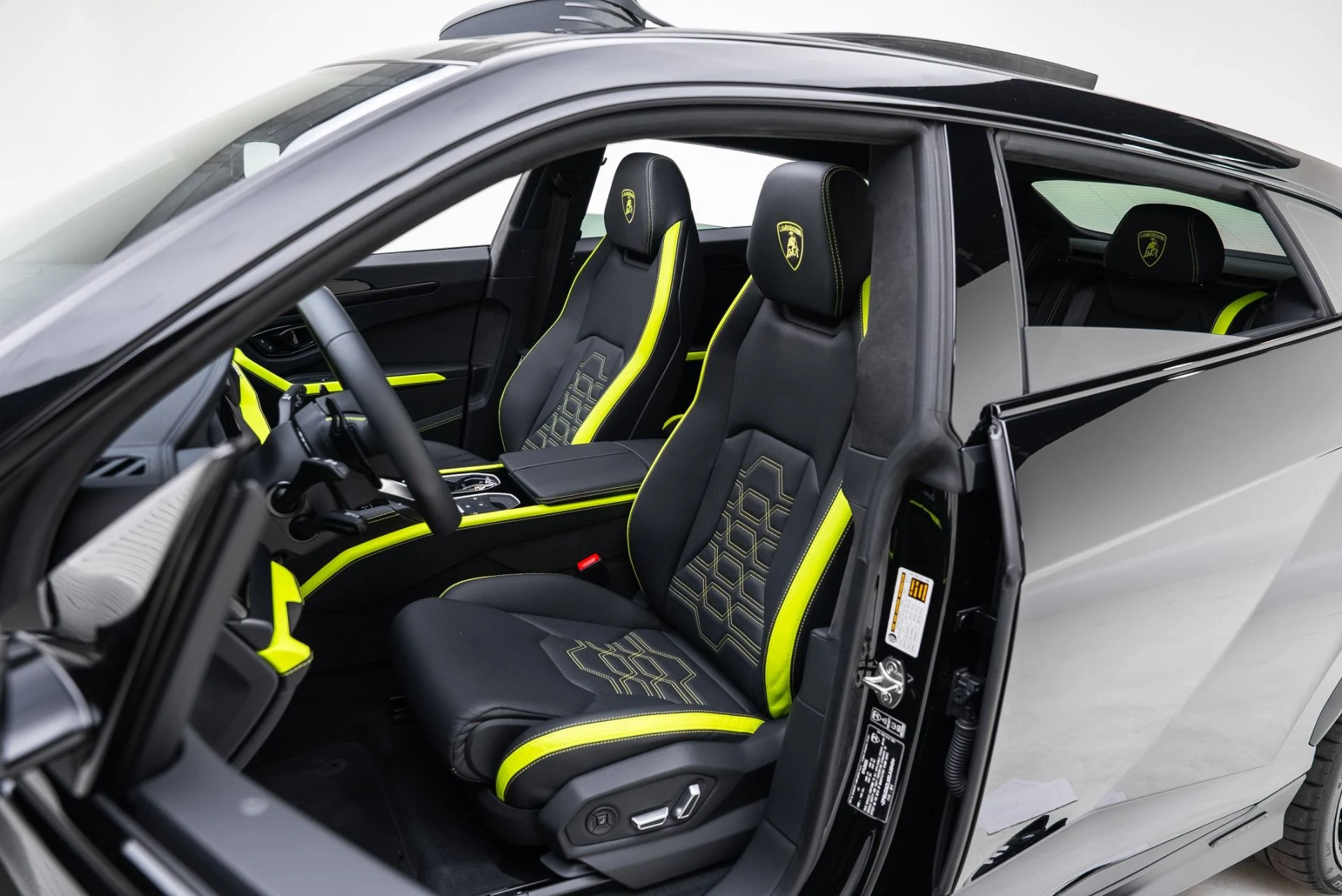 mph034_422271952_Used_2025_Lamborghini_Urus_SE_1767912074_1ed9dbf6a4