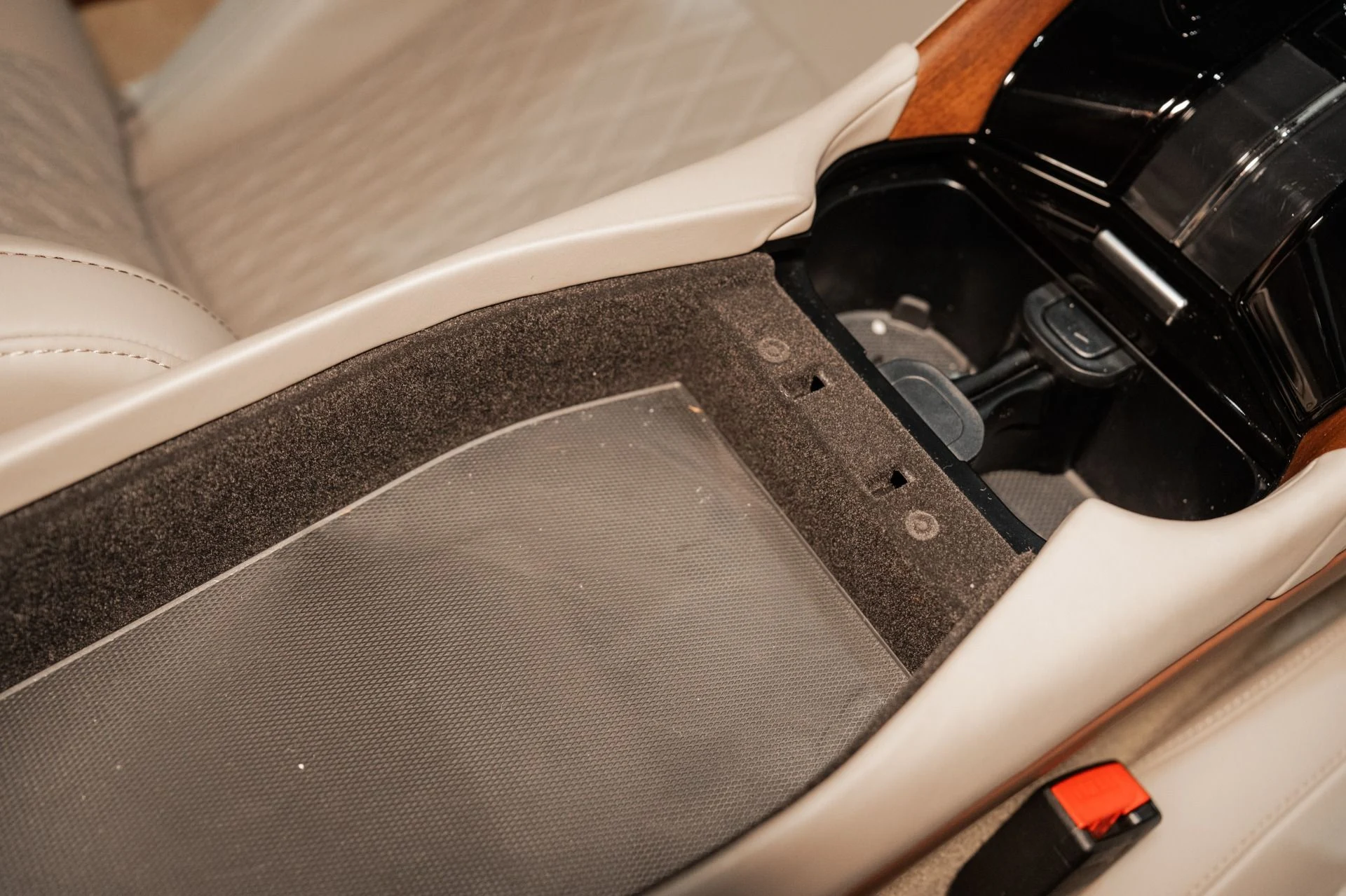 mph034_425283110_Used_2025_Aston_Martin_DB_12_V8_1762356826_b676c964d9