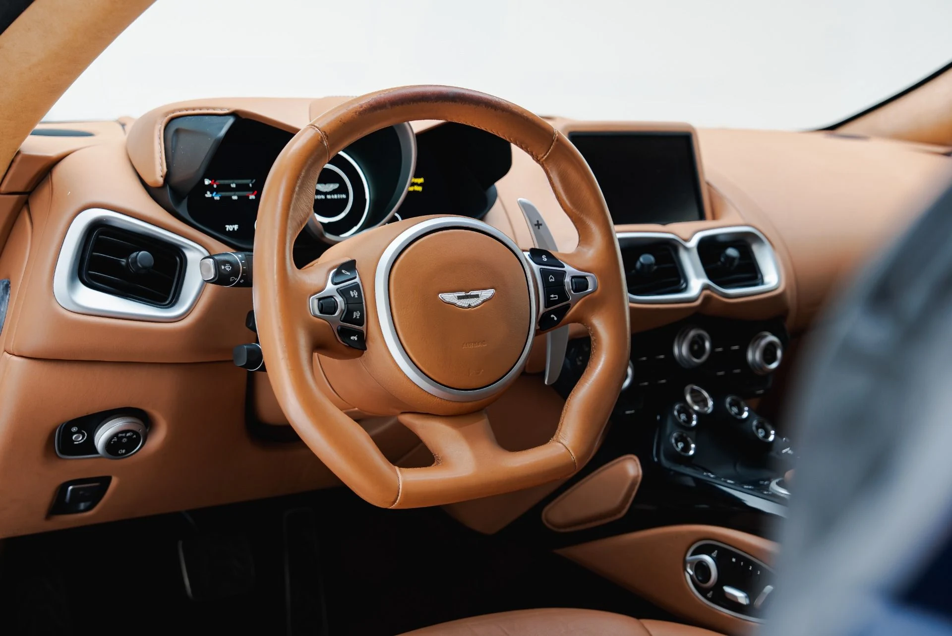 mph034_429837967_Used_2019_Aston_Martin_Vantage_1793290937_45e3e42f12