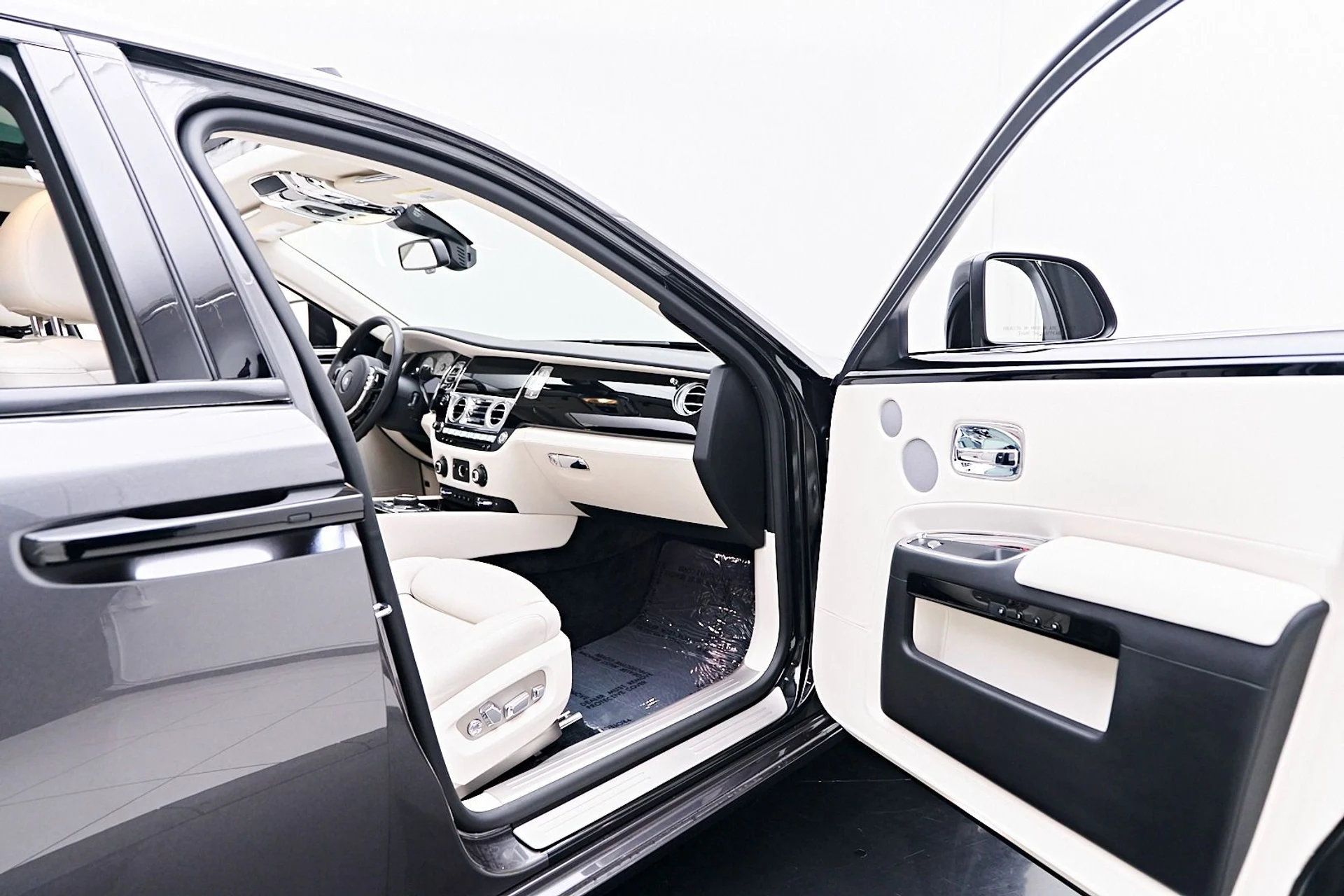 mph034_430510813_Used_2017_Rolls_Royce_Ghost_Base_1743559500_45f45e2b76
