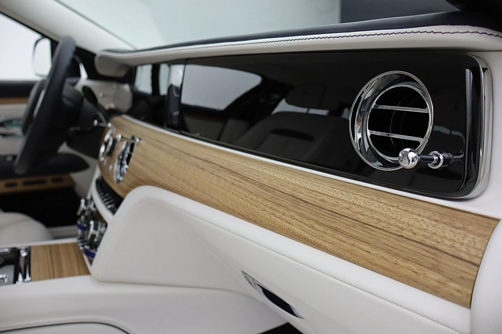 mph034_477193866_New_2025_Rolls_Royce_Ghost_LEASE_OPTIONS_AVAILABLE_372407904b