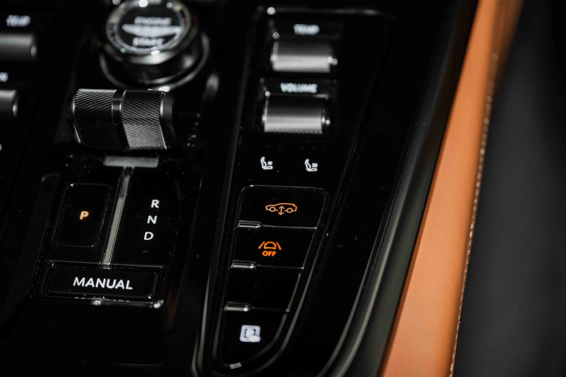 mph034_490775975_Used_2025_Aston_Martin_DBX_707_1730812755_01147deae5