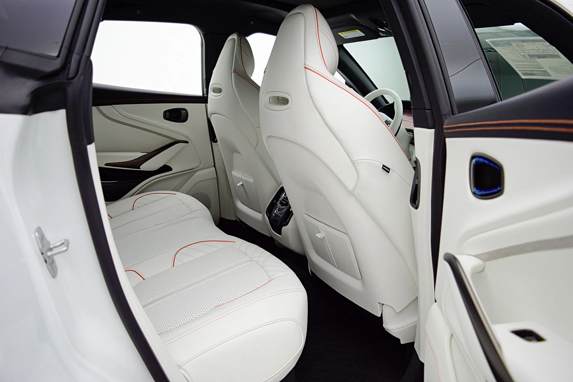 mph034_494128427_New_2025_Aston_Martin_DBX_707_559000a7c5