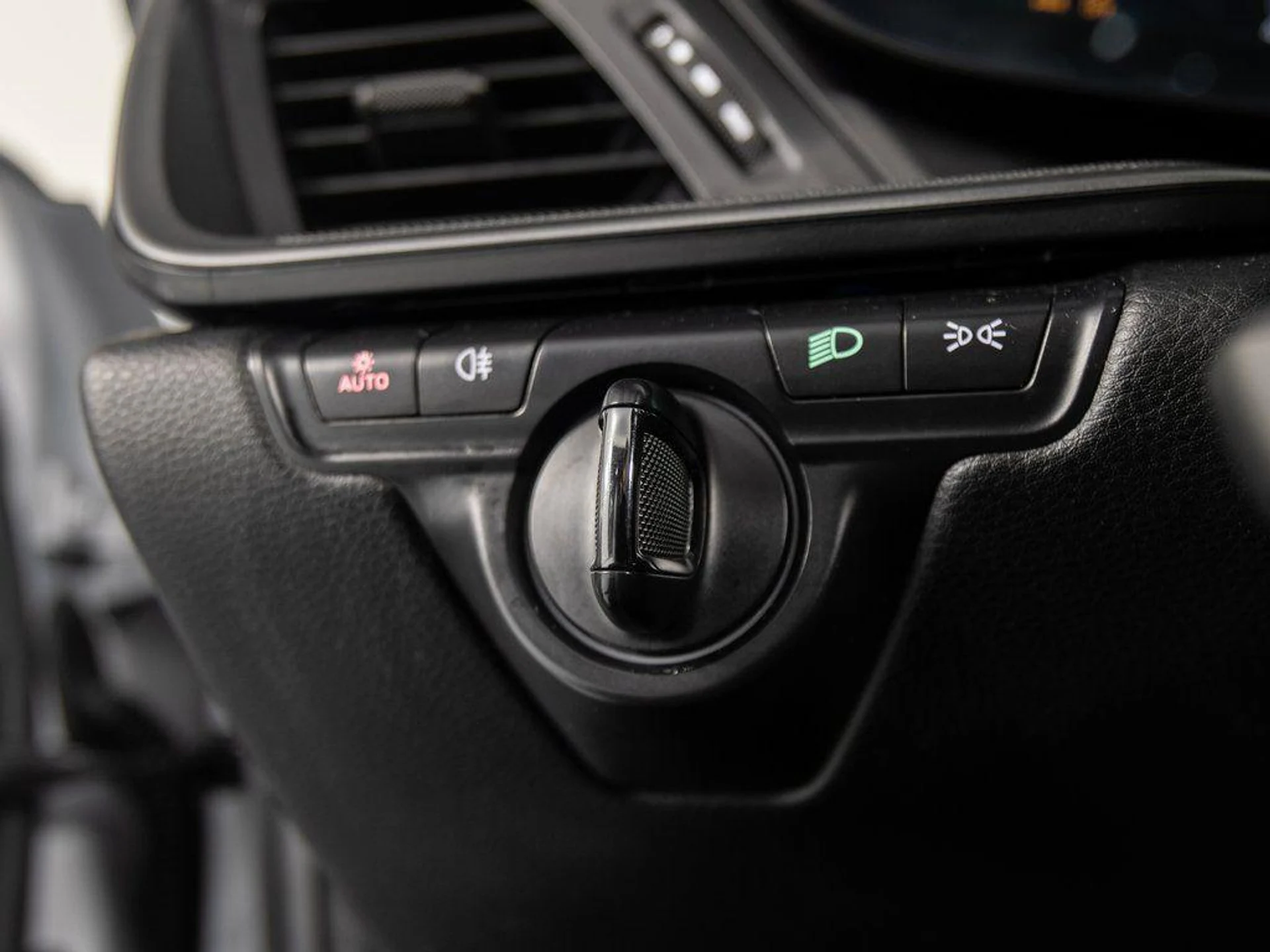 mph034_511177121_wp_B56q_XKE_31_VF_Odntn_U44_SYW_4_Tc_a0a9875bab