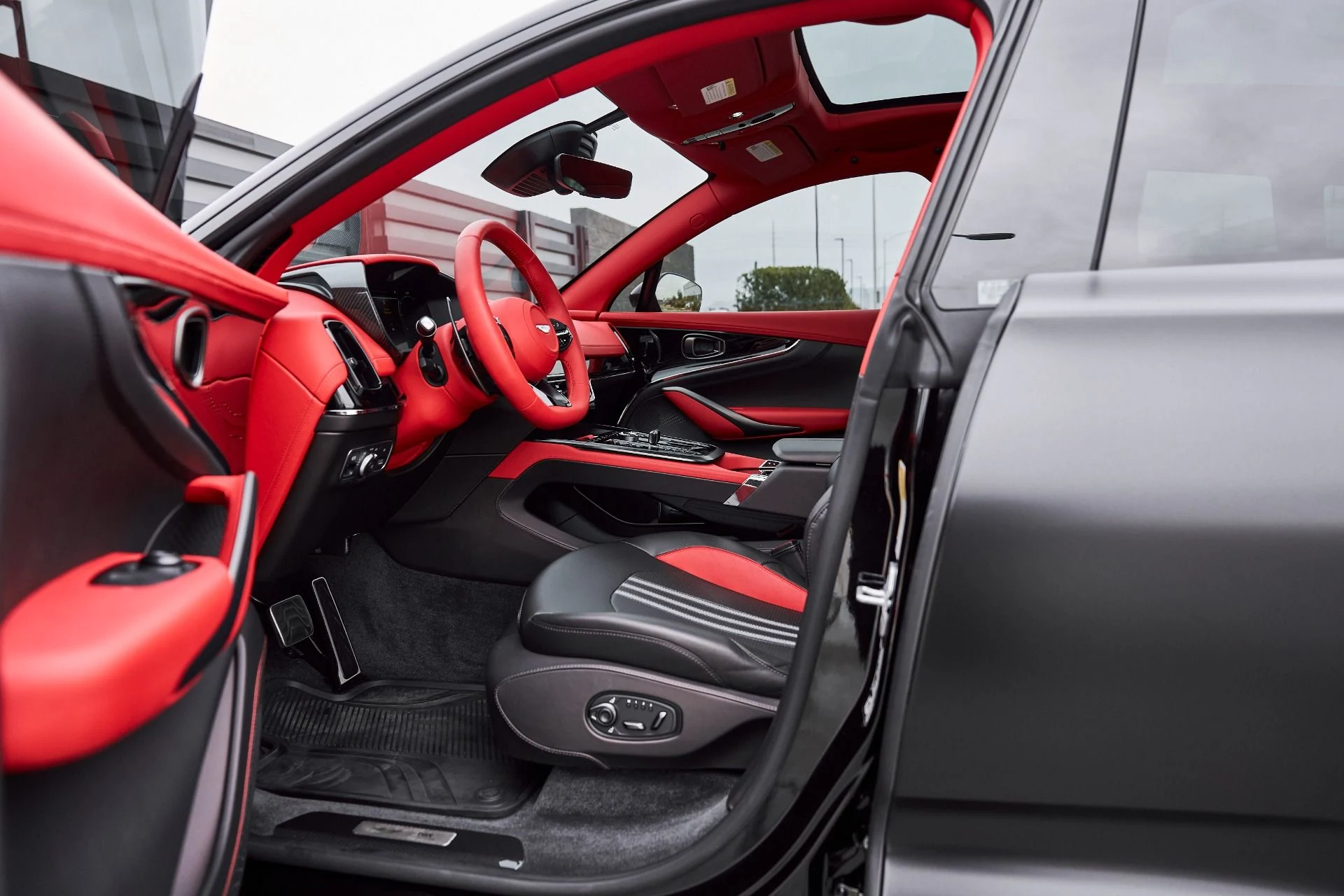 mph034_594313133_Used_2025_Aston_Martin_DBX_707_1766785335_910b784081