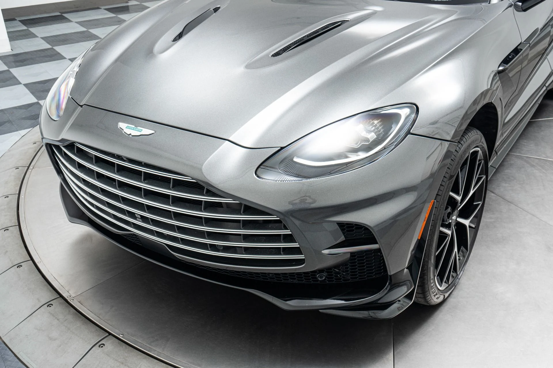 mph034_610720850_Used_2025_Aston_Martin_DBX_707_1780350121_811aab44b3