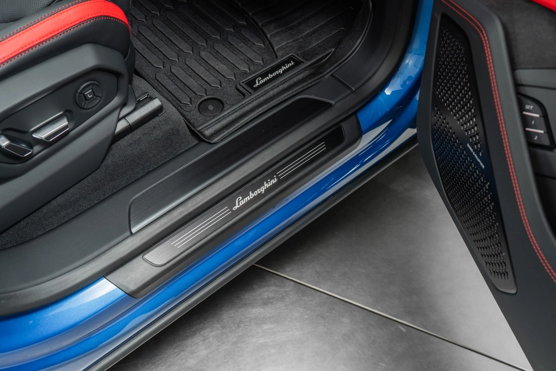 mph034_684106946_Used_2025_Lamborghini_Urus_SE_Bang_and_Olufsen_Audio_Two_Tone_Interior_789_Horsepower_1773150487_33939ddcfd