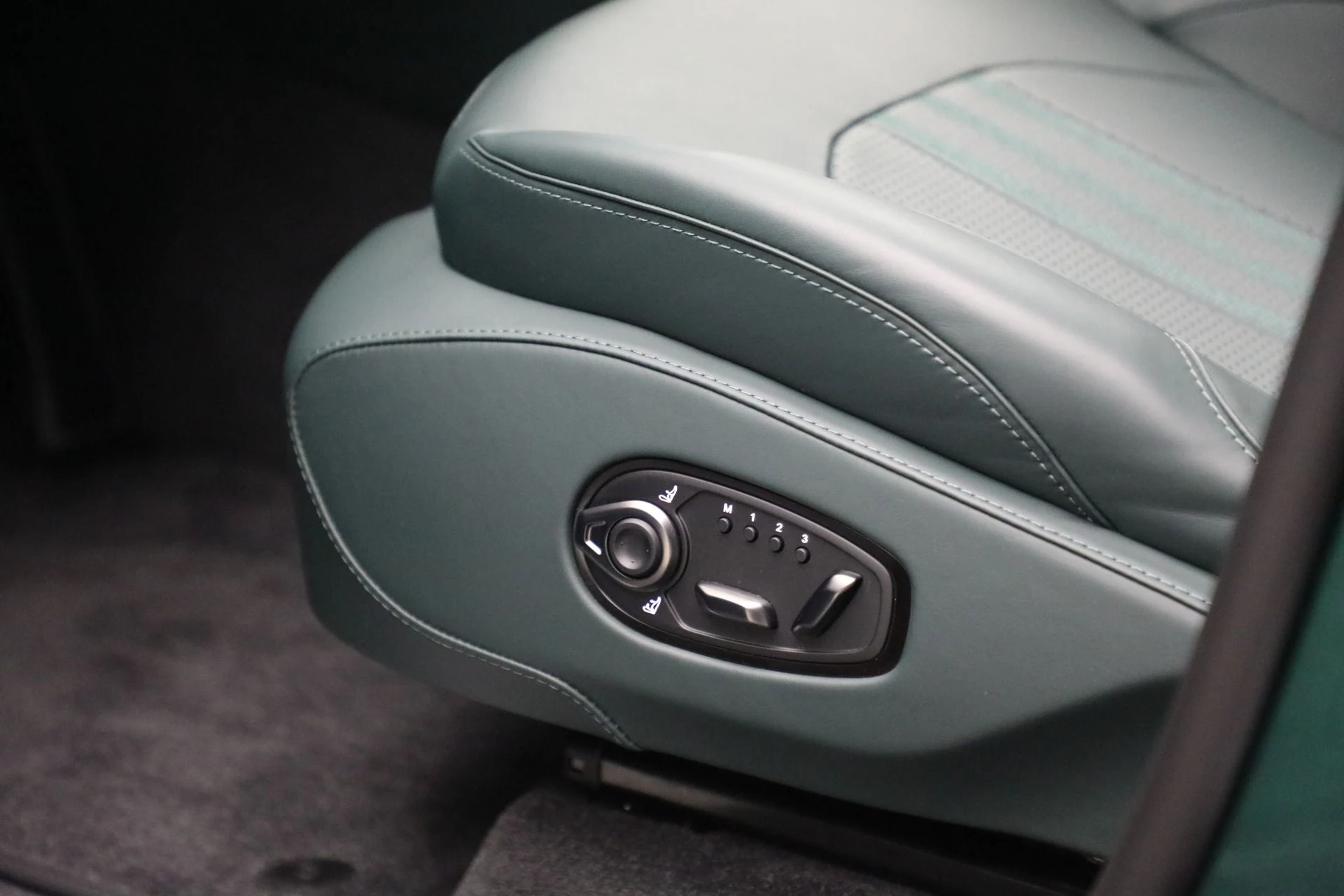 mph034_703701964_New_2025_Aston_Martin_DBX_707_c32027b62e