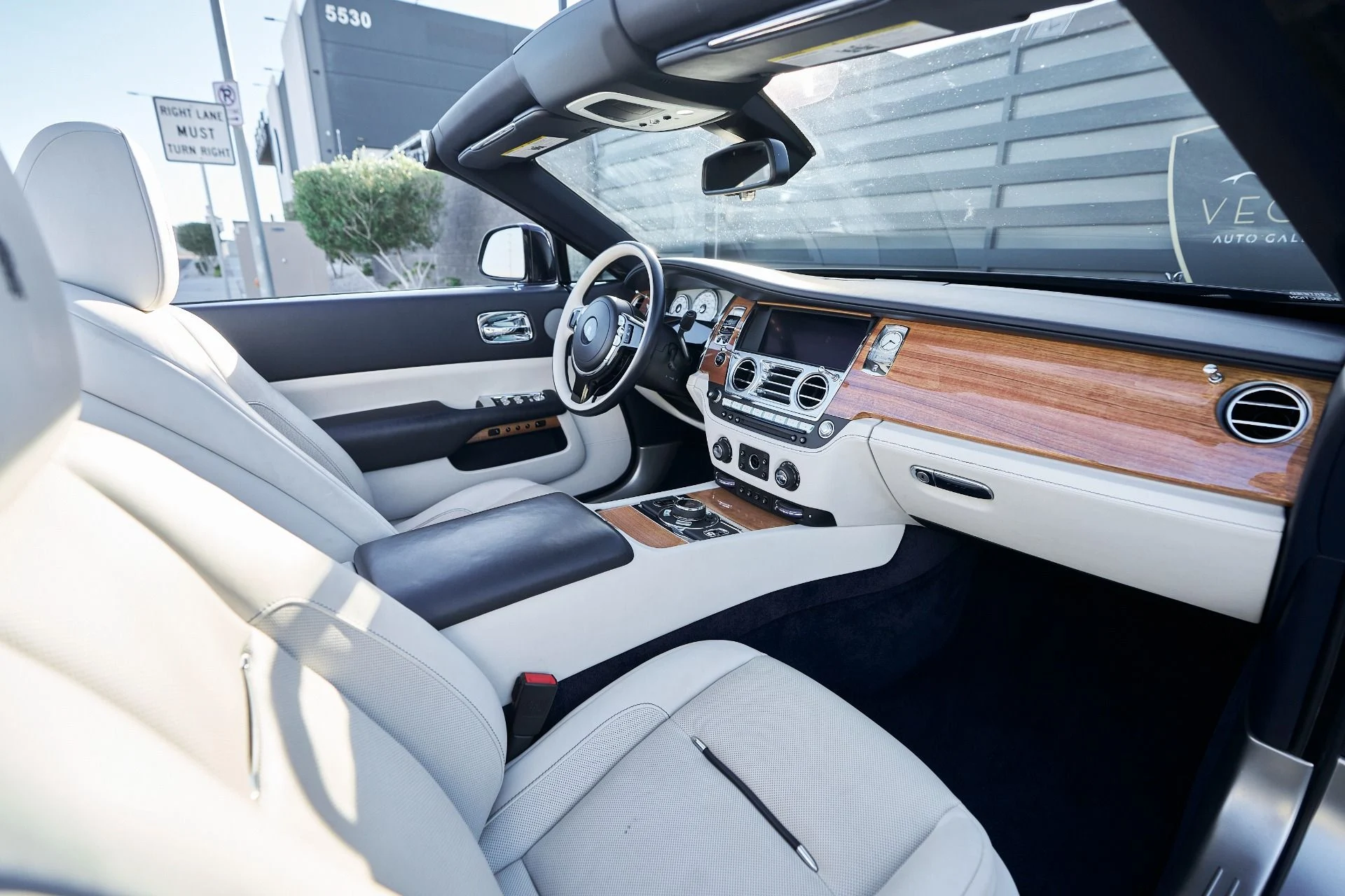 mph034_706776010_Used_2018_Rolls_Royce_Dawn_1764124382_5078df16cf