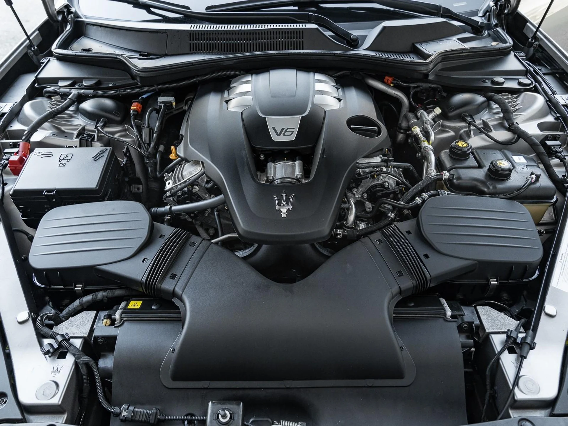 mph034_738595513_Used_2022_Maserati_Quattroporte_GT_1765231538_a9960bb2b9