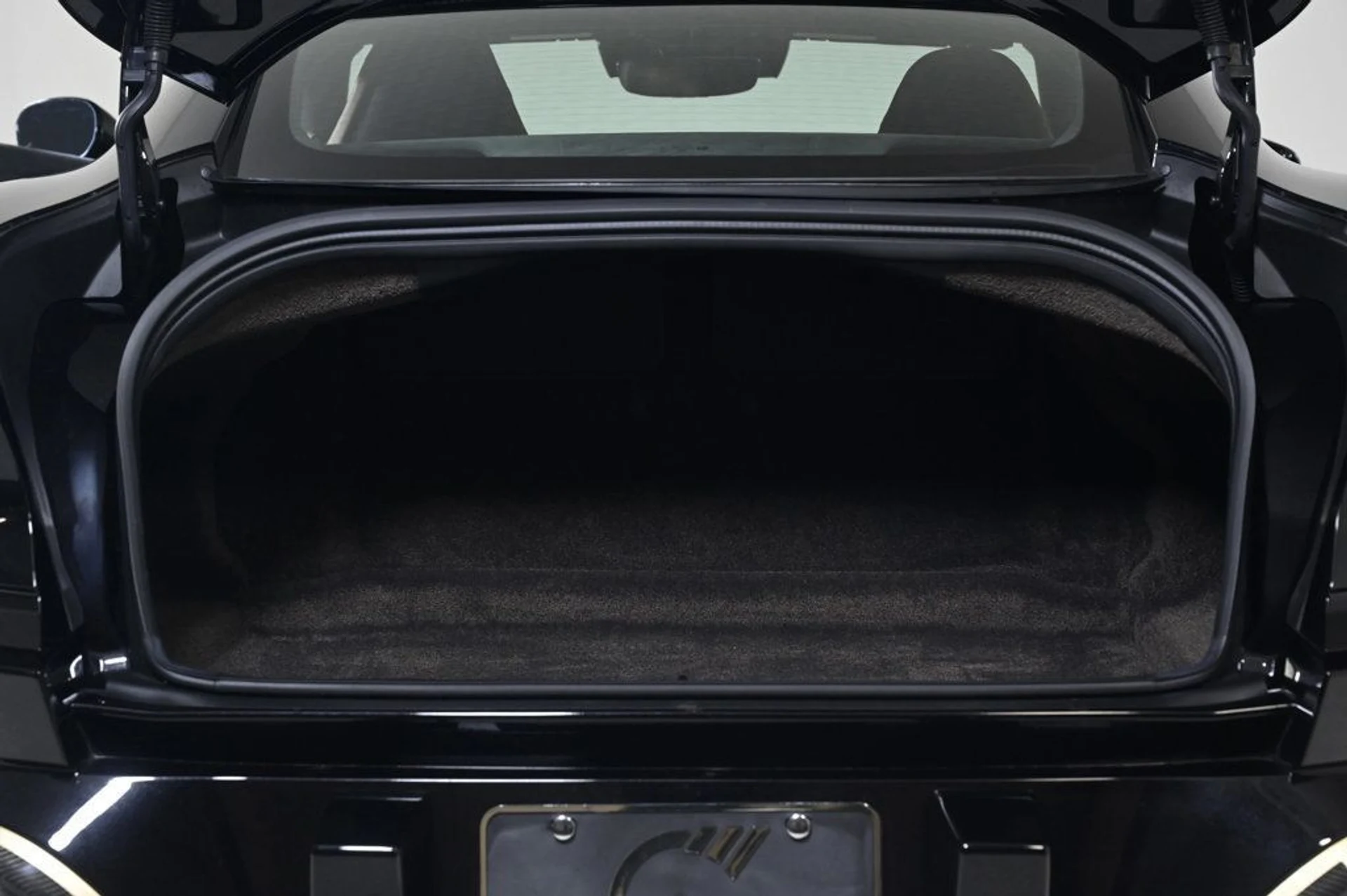 mph034_77343254_used_2025_aston_martin_vanquish_v12_11350_22957360_34_1024_e65bb310c7