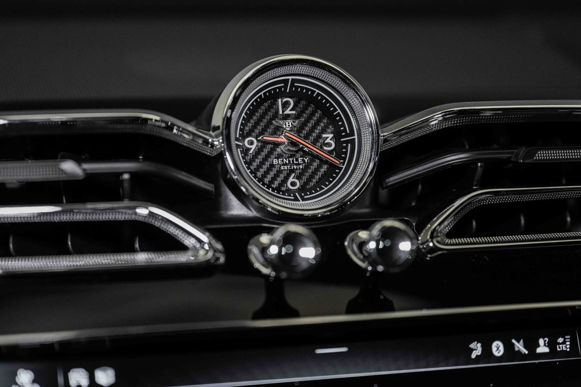 mph034_815584122_Used_2024_Bentley_Bentayga_Azure_V8_1758720540_af0cee1944