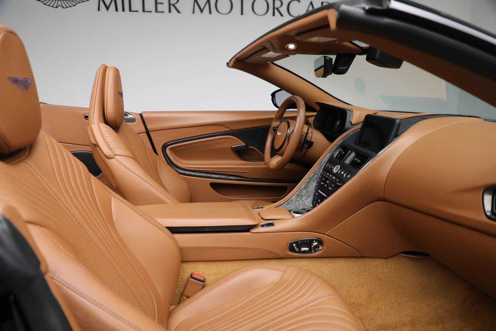 mph034_841107718_Used_2022_Aston_Martin_DB_11_Volante_bb25485b55