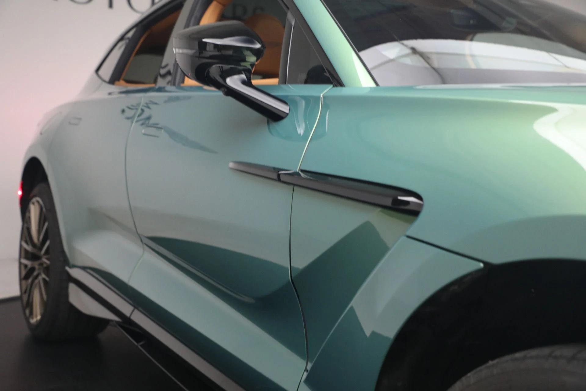 mph034_855134_Used_2025_Aston_Martin_DBX_707_1777039966_0a8128ff00