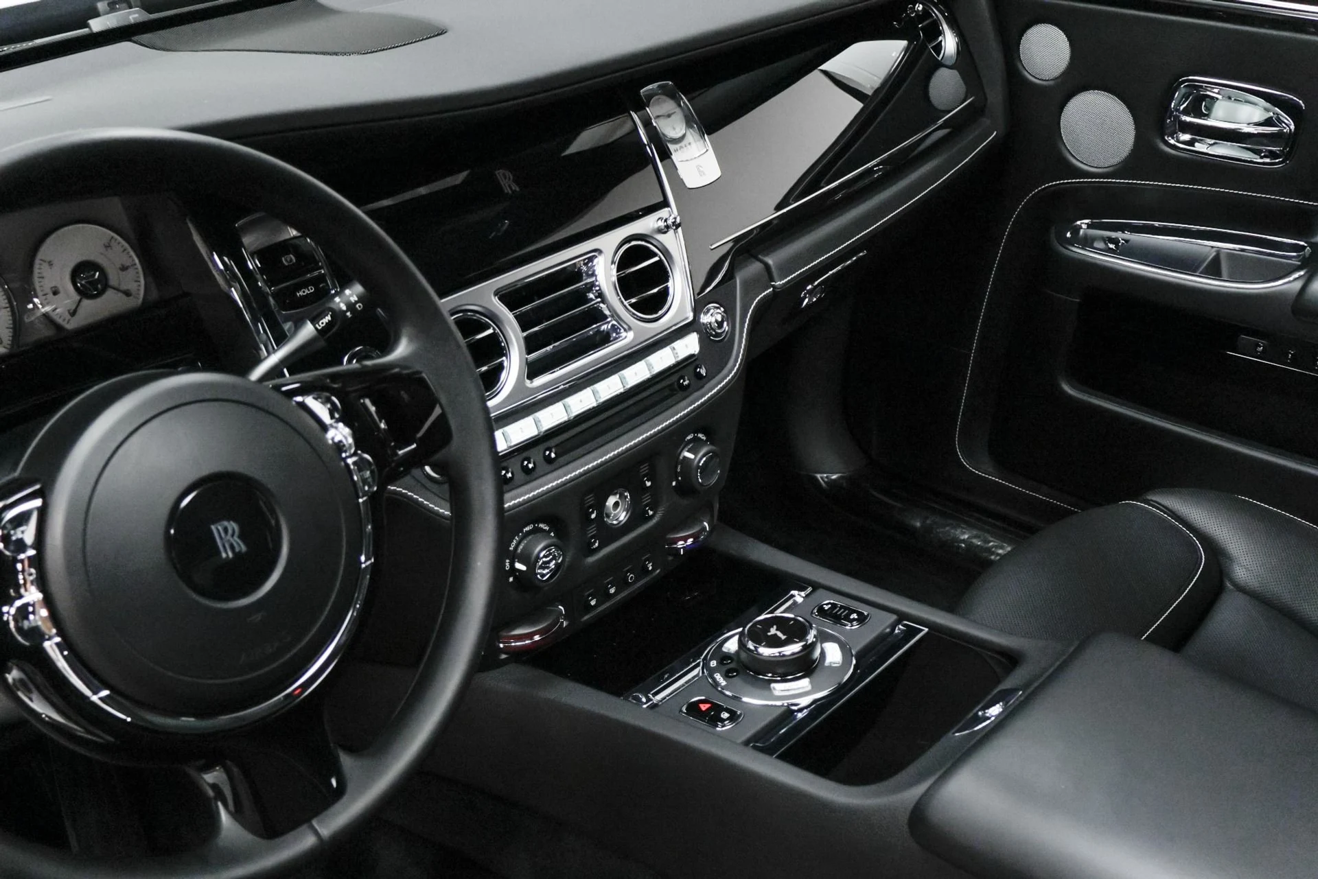 mph034_868334021_Used_2016_Rolls_Royce_Ghost_Base_1761576592_f4ce9c9d59