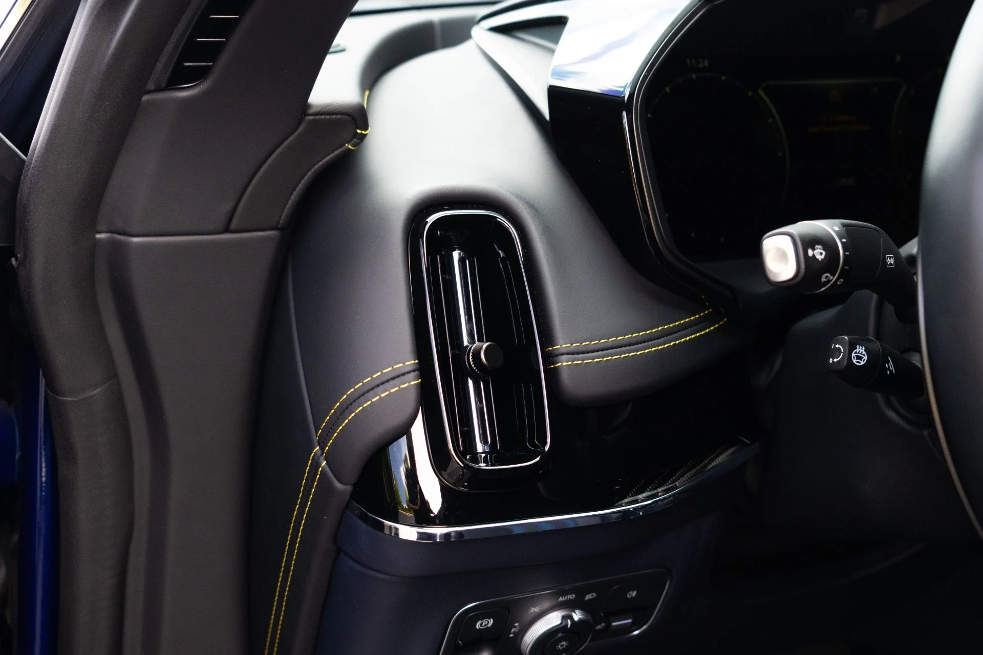 mph034_924833428_Used_2025_Aston_Martin_DBX_707_1764700714_d4e2e1972e