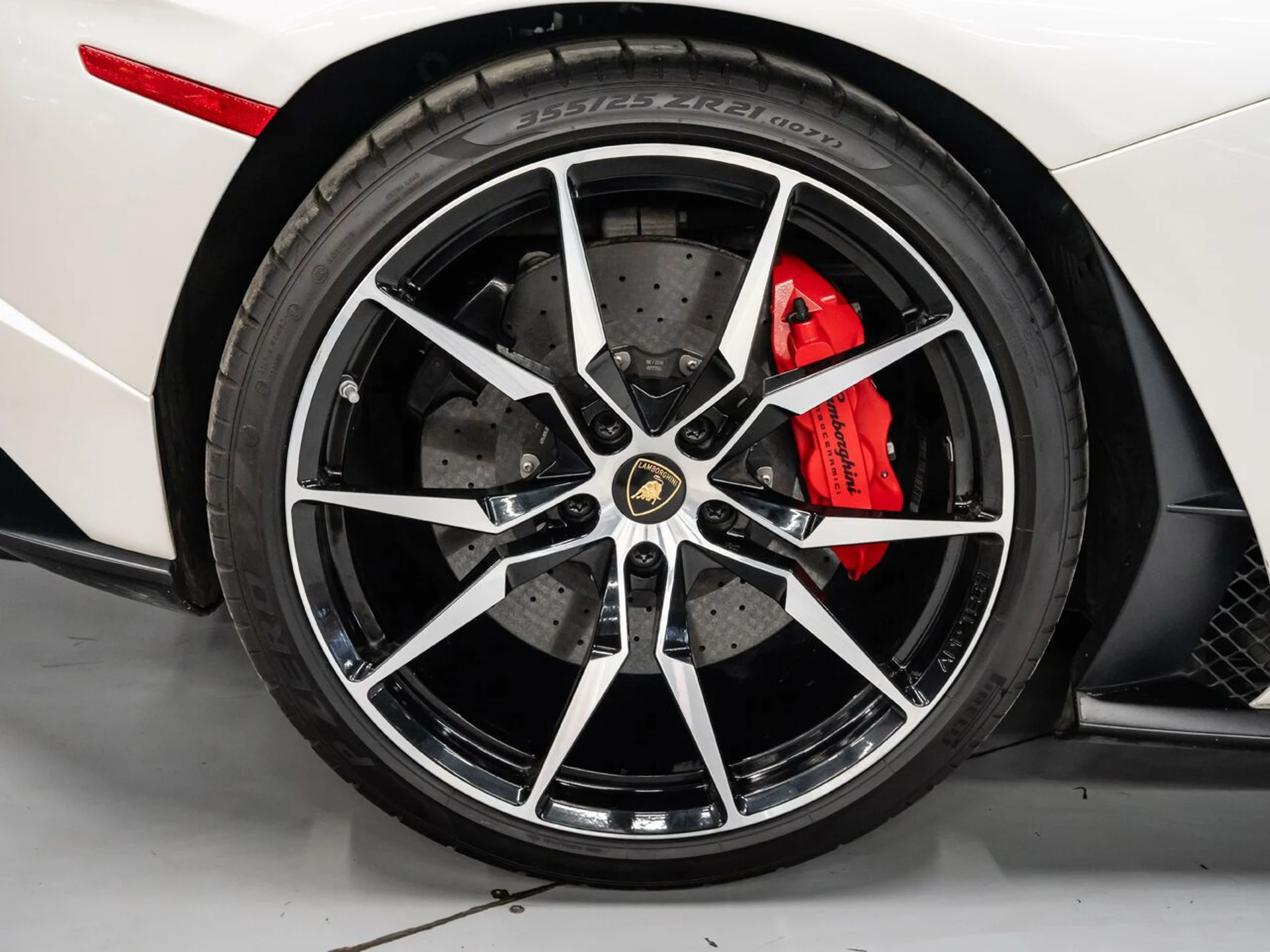 mph034_987840149_lamborghini_aventador_2017_2491e7a3fc
