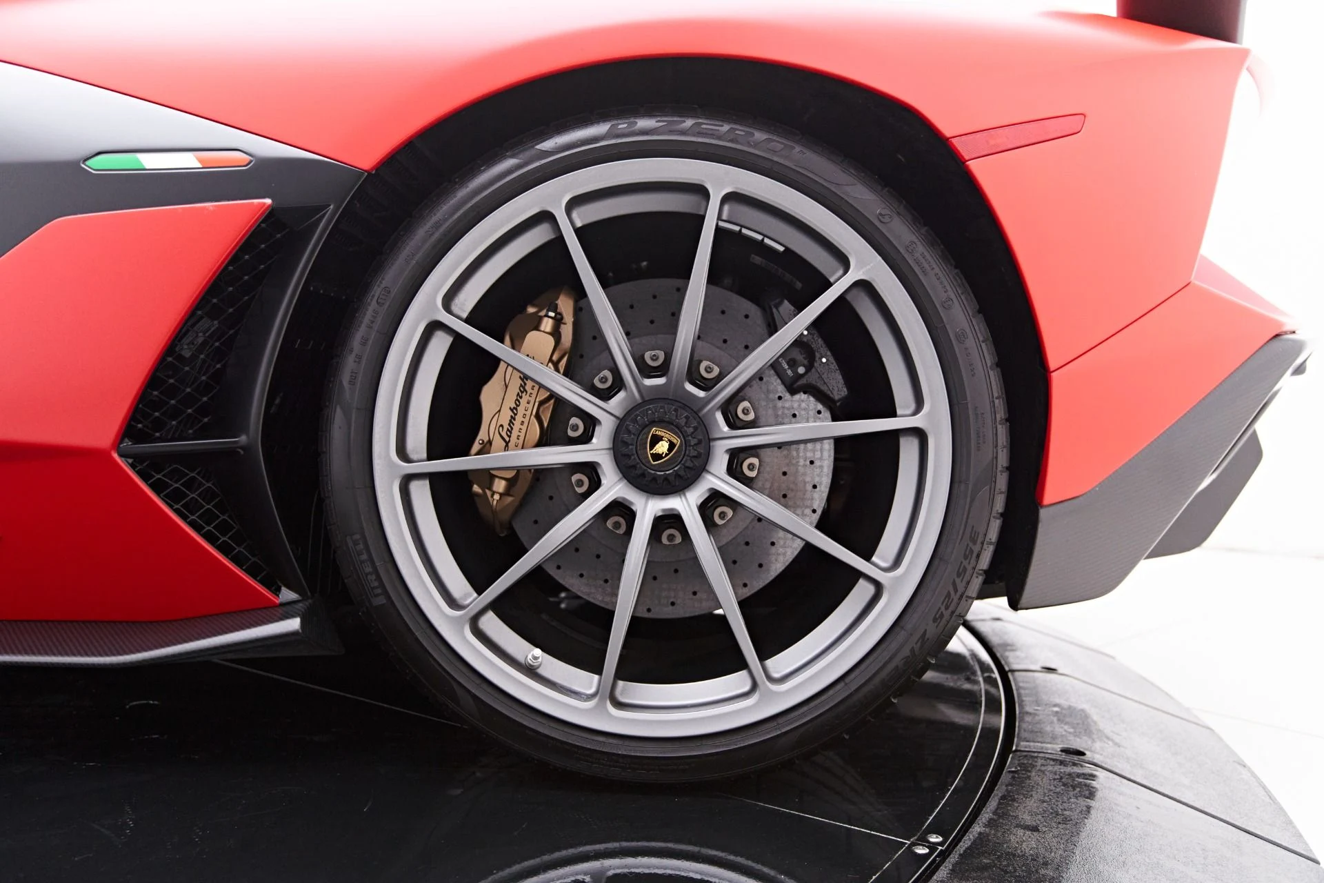 mph035_1043521640_Used_2019_Lamborghini_Aventador_SVJ_Base_1660667507_0335542296