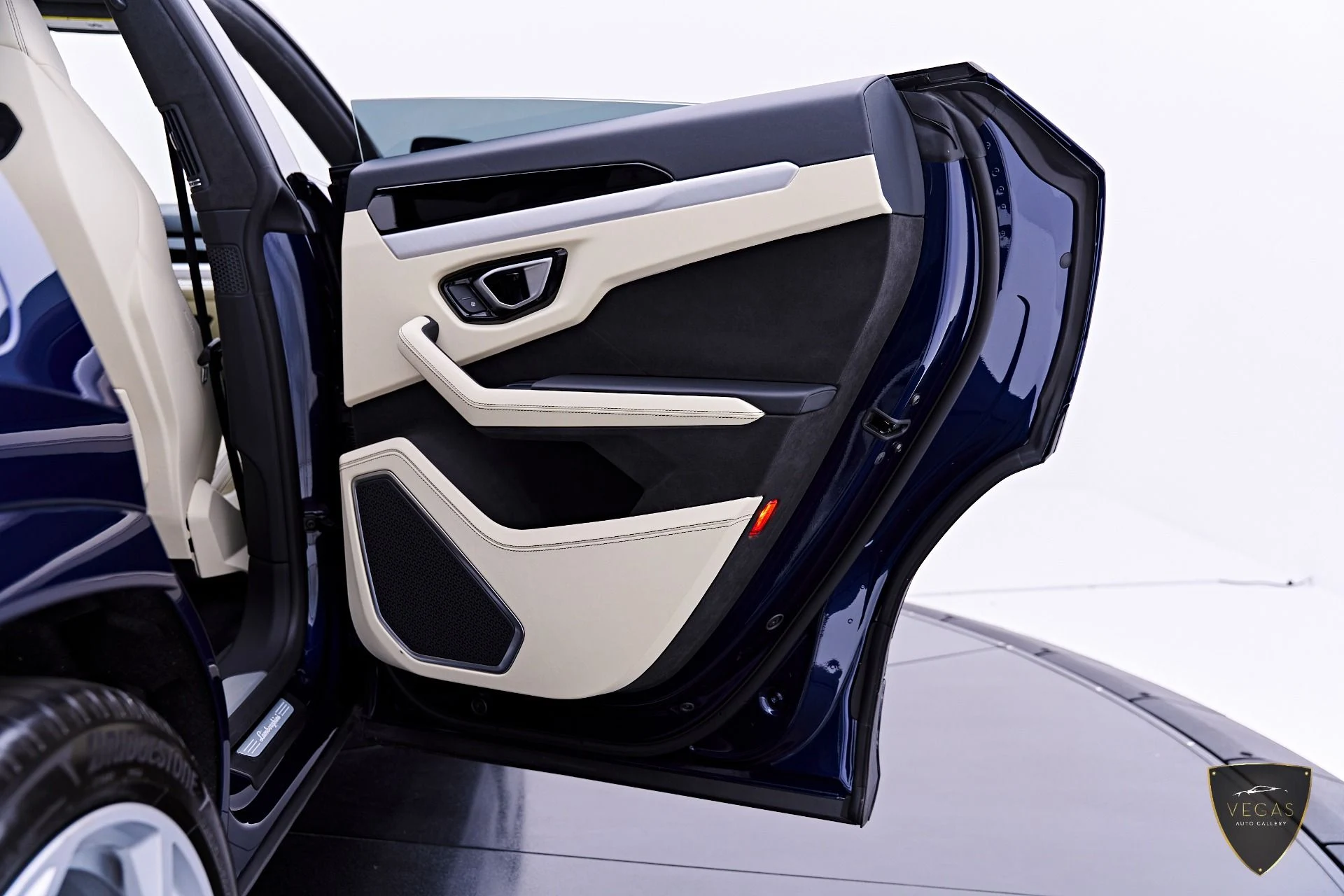 mph035_1046777290_Used_2026_Lamborghini_Urus_SE_1783419665_57f708d37c