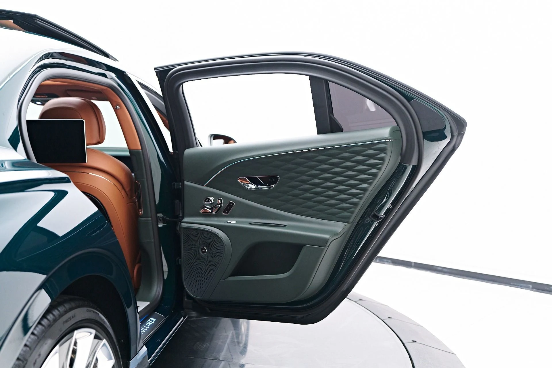 mph035_1049012641_Used_2024_Bentley_Flying_Spur_Mulliner_W12_1756173526_a57b16ab77