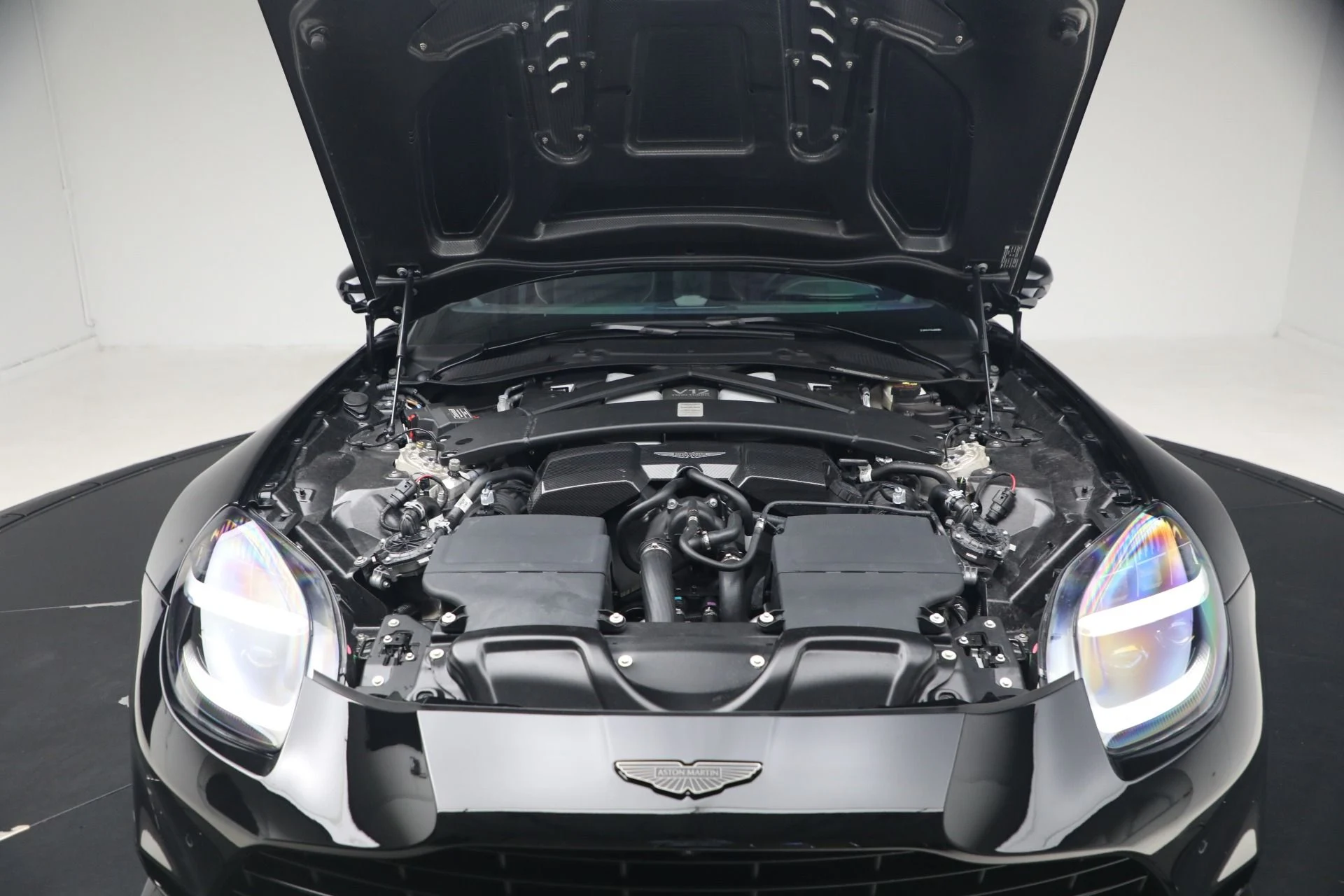 mph035_1051186022_Used_2025_Aston_Martin_Vanquish_1789418284_6a93bbd753