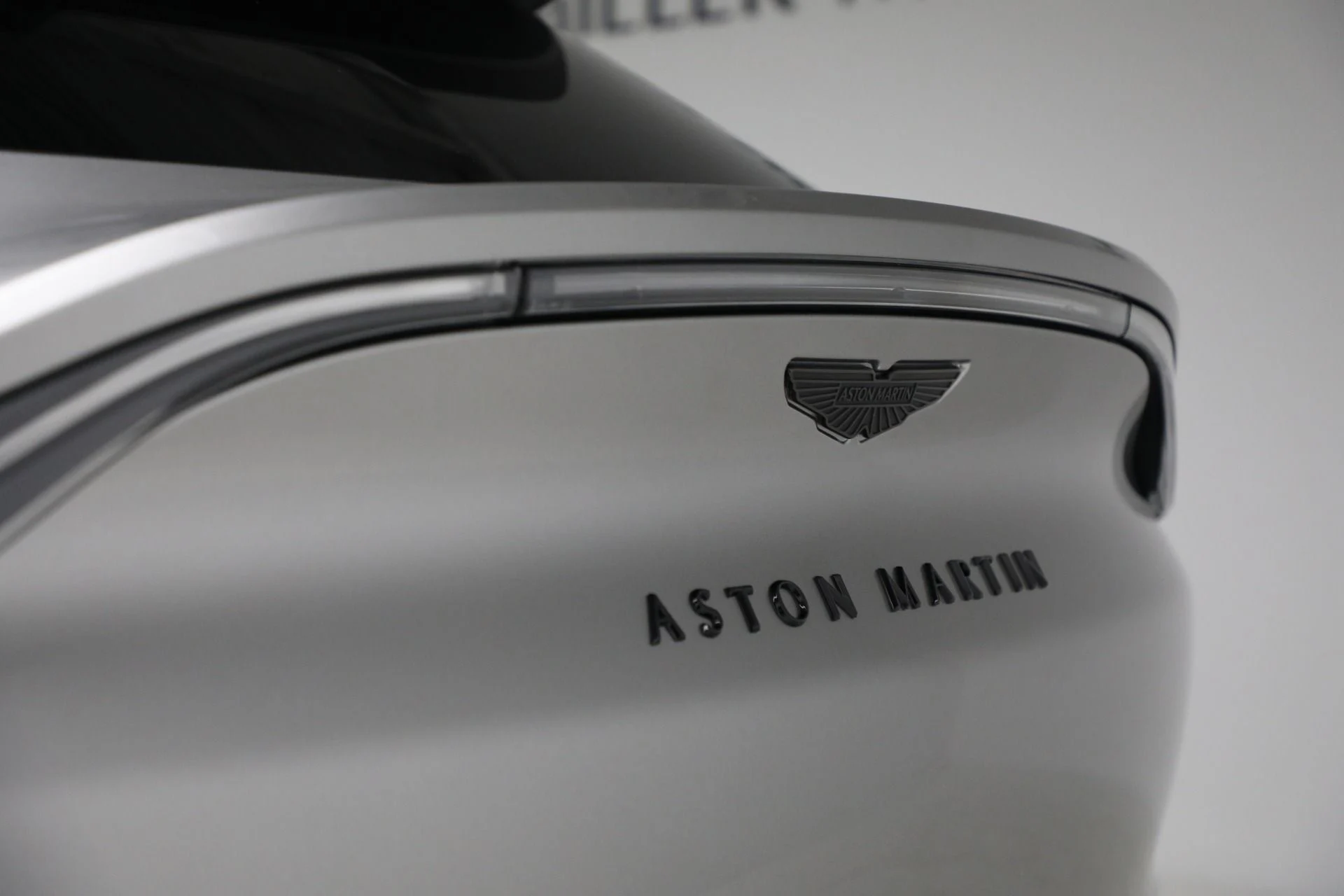 mph035_1052157388_New_2025_Aston_Martin_DBX_707_b96c532f4c