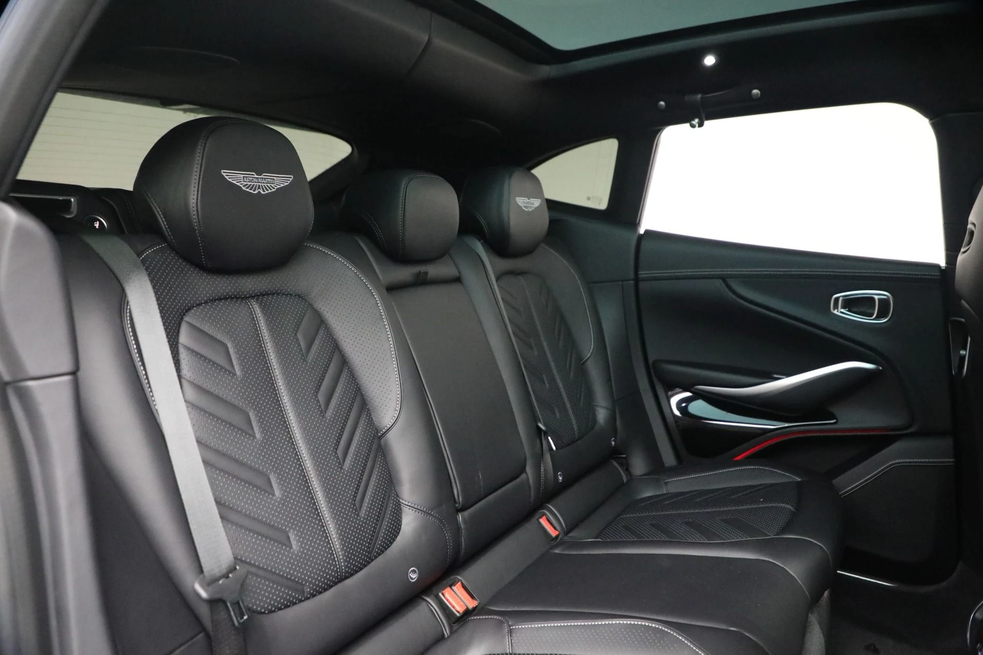 mph035_1056314769_New_2026_Aston_Martin_DBX_S_1771452584_b6eb2f598f