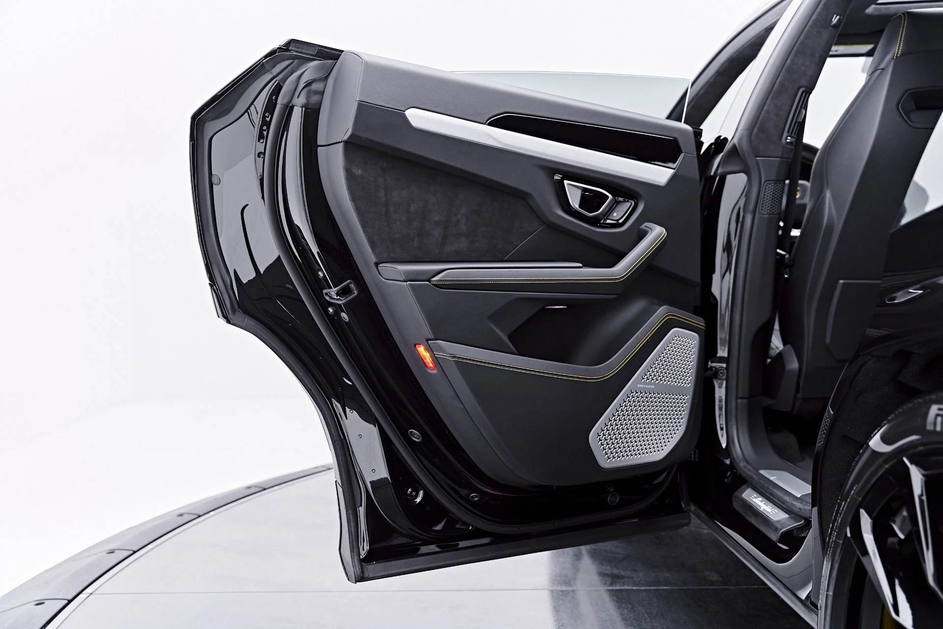 mph035_1061276917_Used_2022_Lamborghini_Urus_Base_1785209715_740830854b