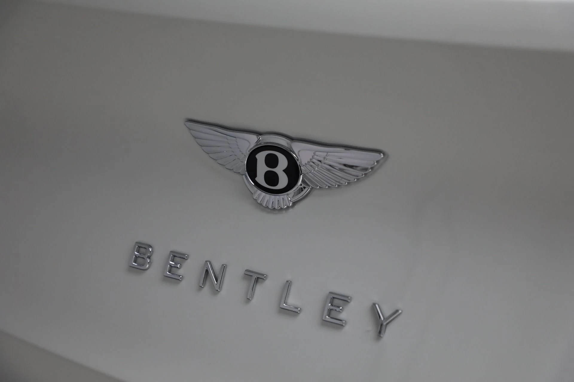 mph035_1071957733_New_2025_Bentley_Bentayga_V8_1781290114