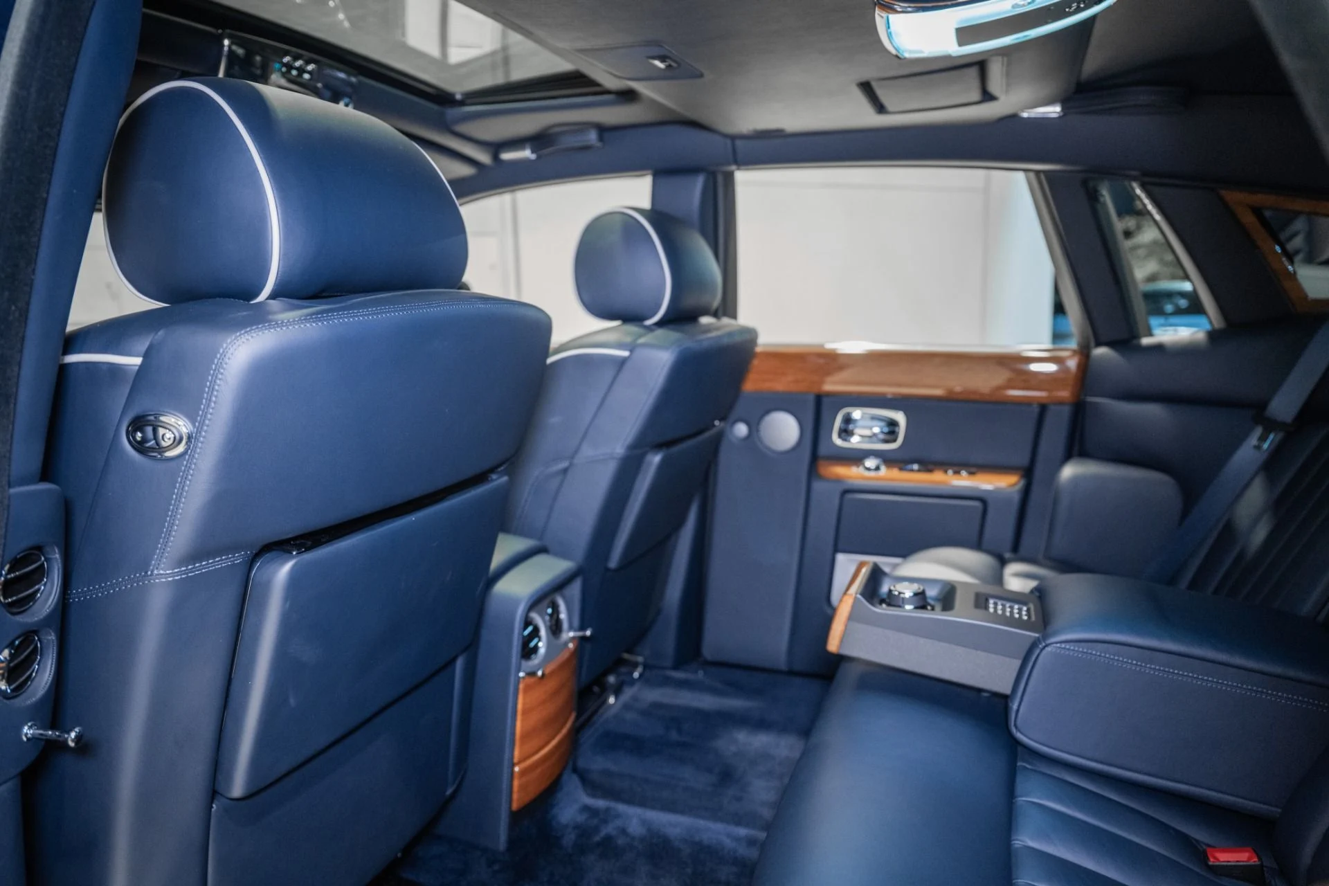 mph035_1075803870_Used_2011_Rolls_Royce_Phantom_1782236205_15ba471b60