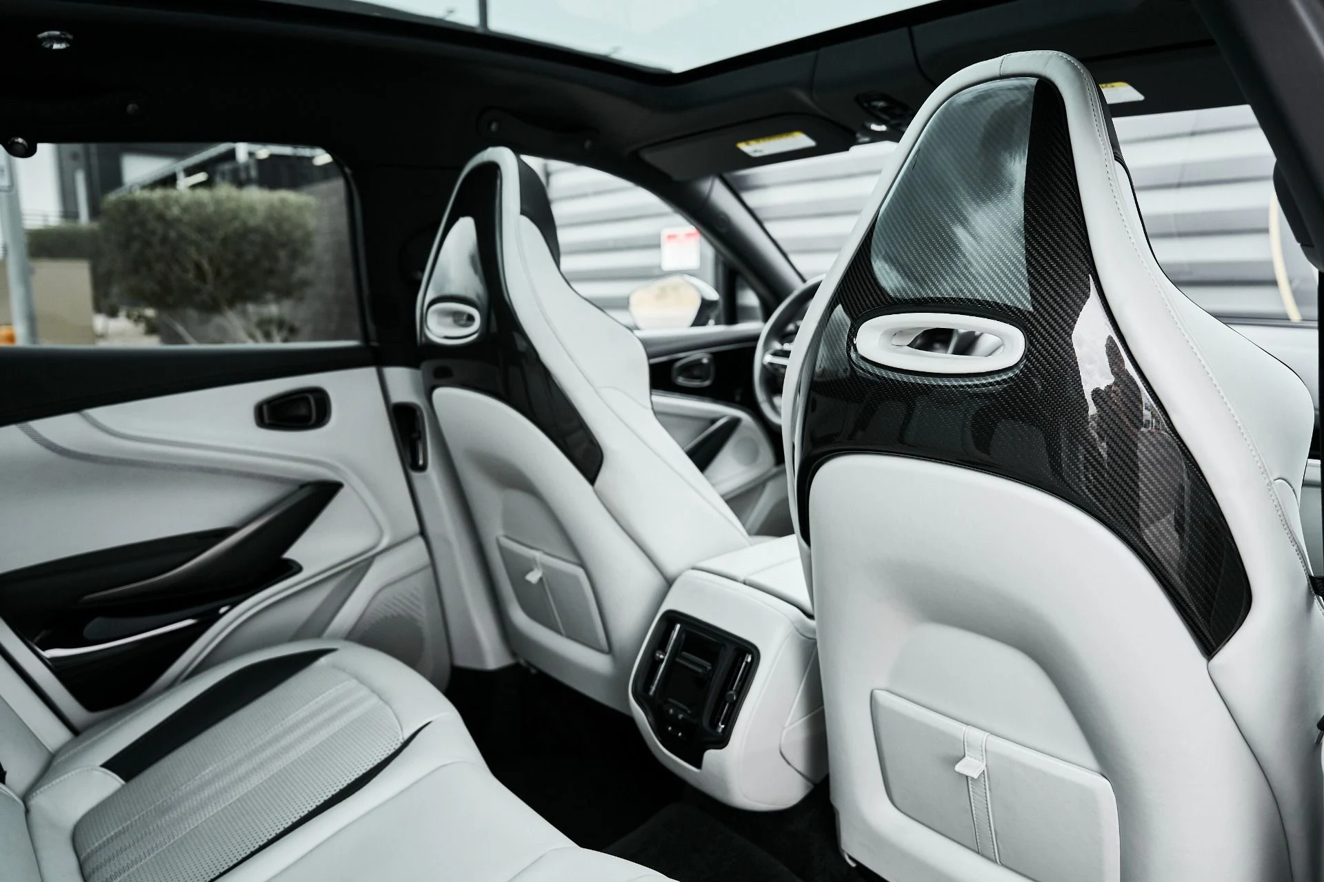 mph035_1087445827_Used_2025_Aston_Martin_DBX_707_1775007991_8ccc3b2c94