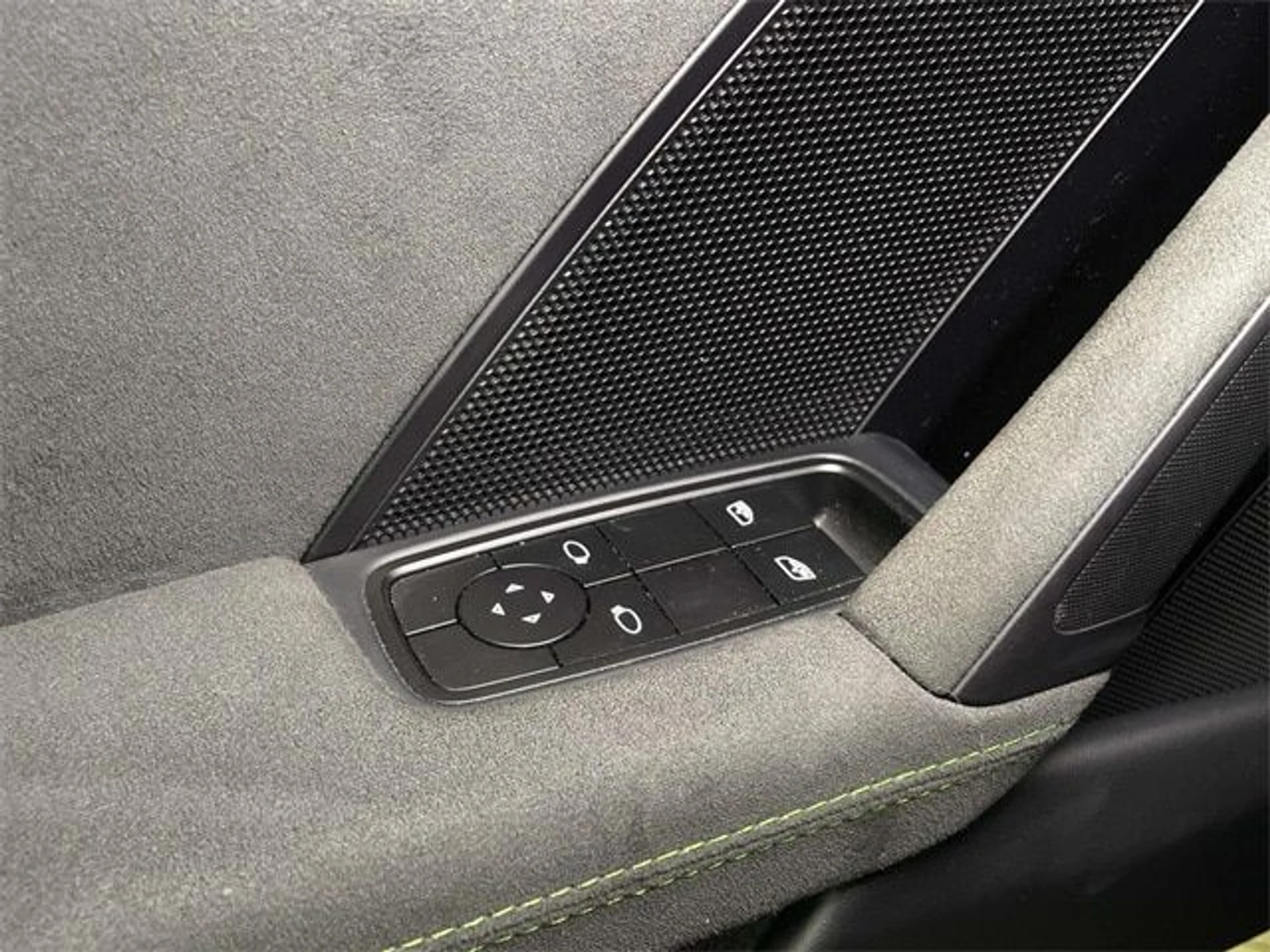 mph035_111979337_b7ff797d800cd1b8a955925286e640bfx_b012b7eb85