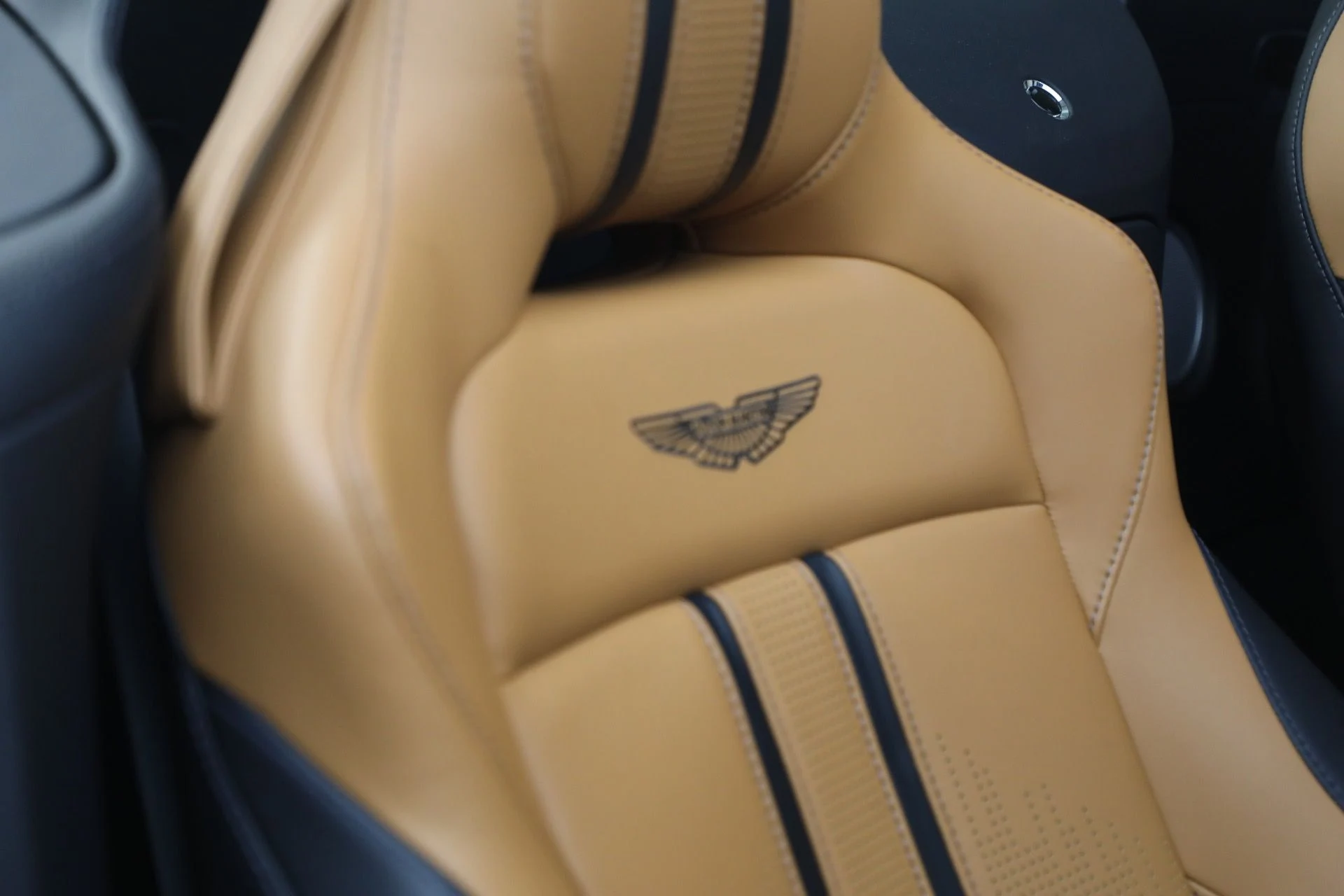 mph035_1131798264_Used_2023_Aston_Martin_Vantage_V8_1791917169_00aed23a78