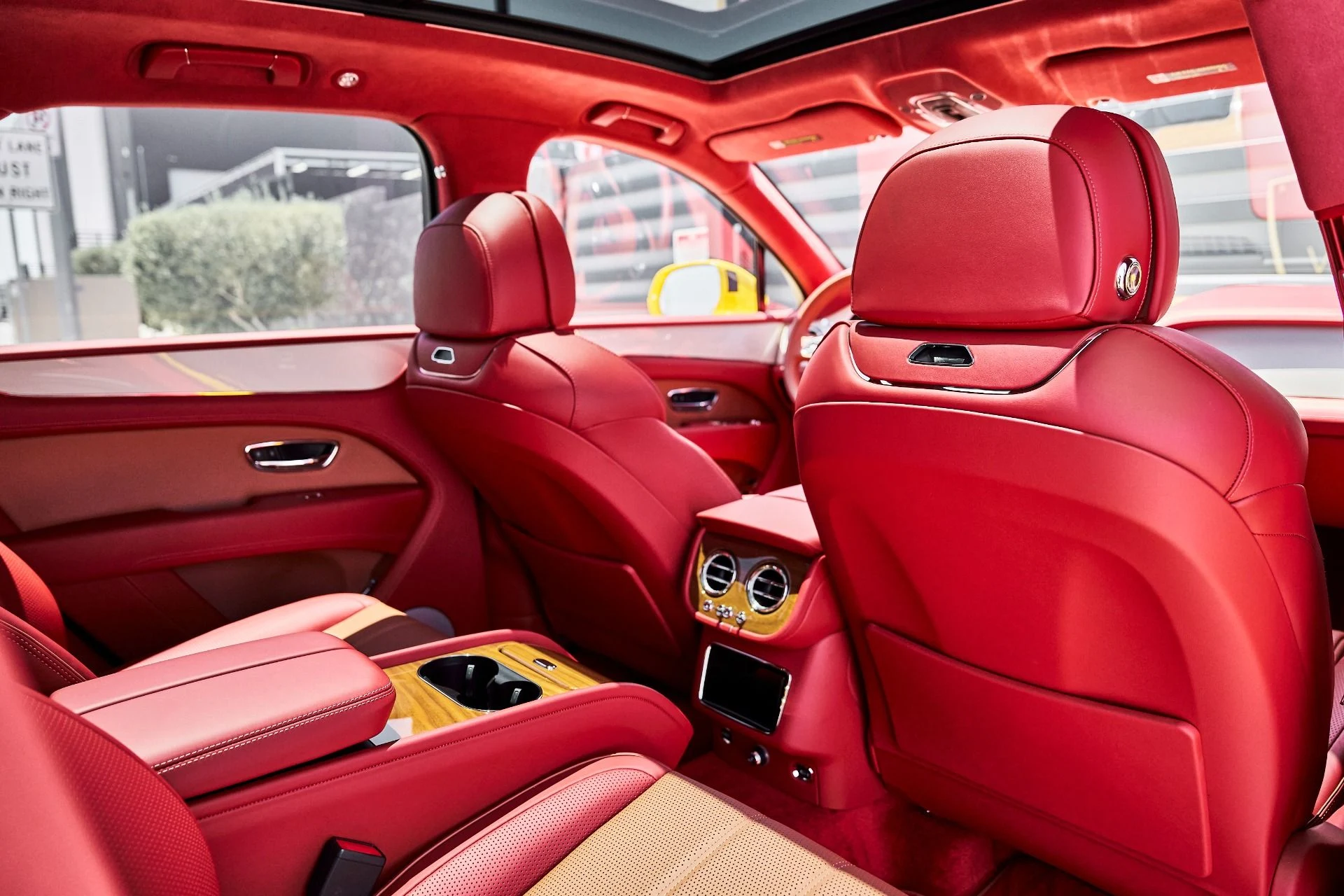 mph035_1134798459_Used_2023_Bentley_Bentayga_V8_1780709040_79c9df281d