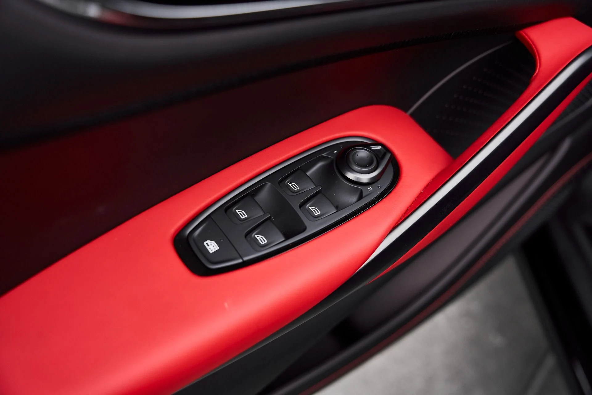 mph035_1135265399_Used_2025_Aston_Martin_DBX_707_1766785337_863821431e