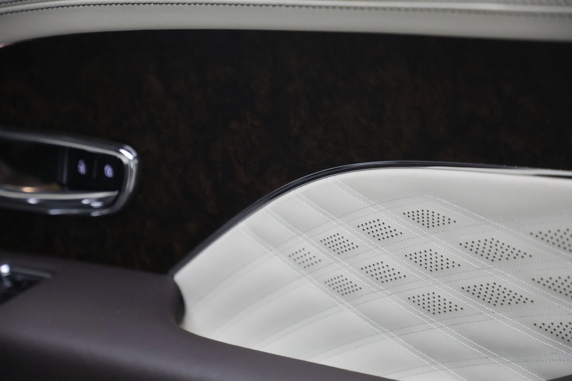 mph035_1197013279_Used_2024_Bentley_Bentayga_EWB_Azure_V8_79ddf717b7